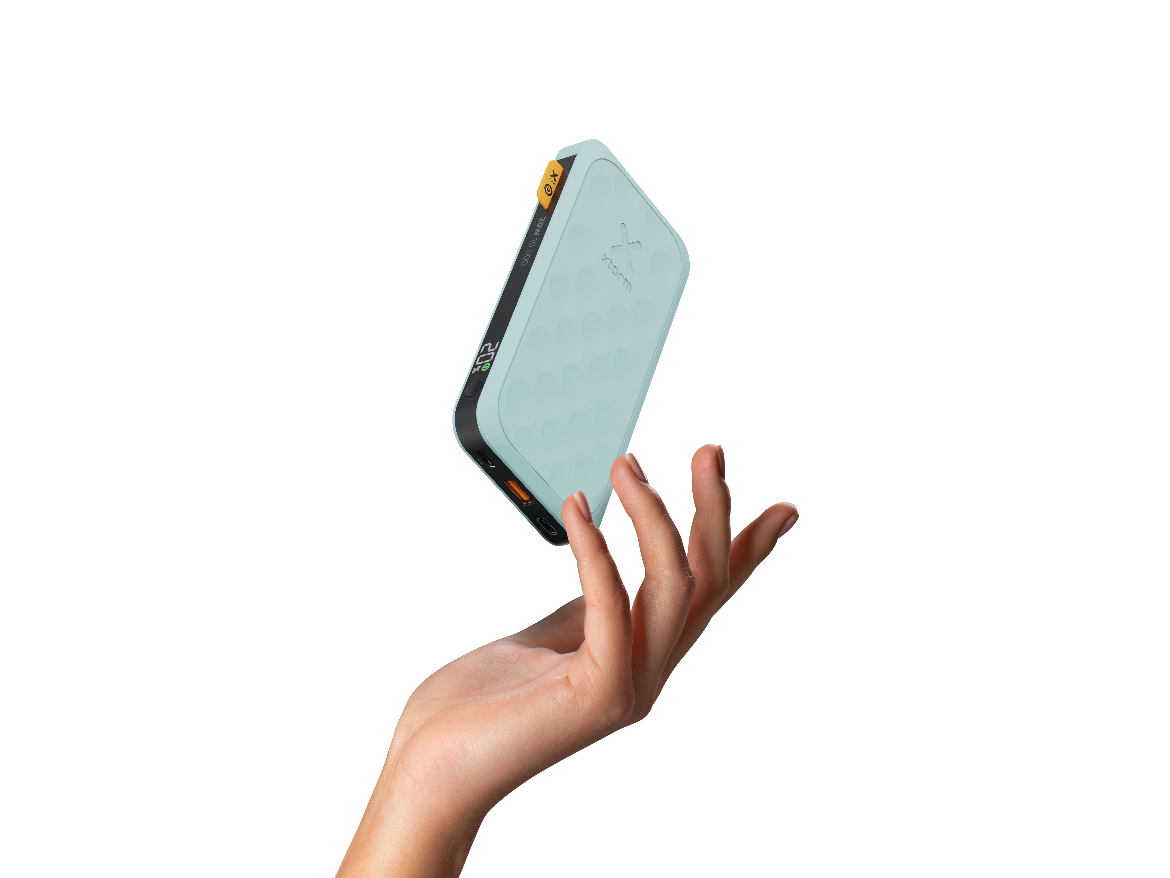 Eine Hand hält eine mintfarbene Powerbank. Die Powerbank hat ein Wabenmuster. Der Hintergrund ist weiß.
