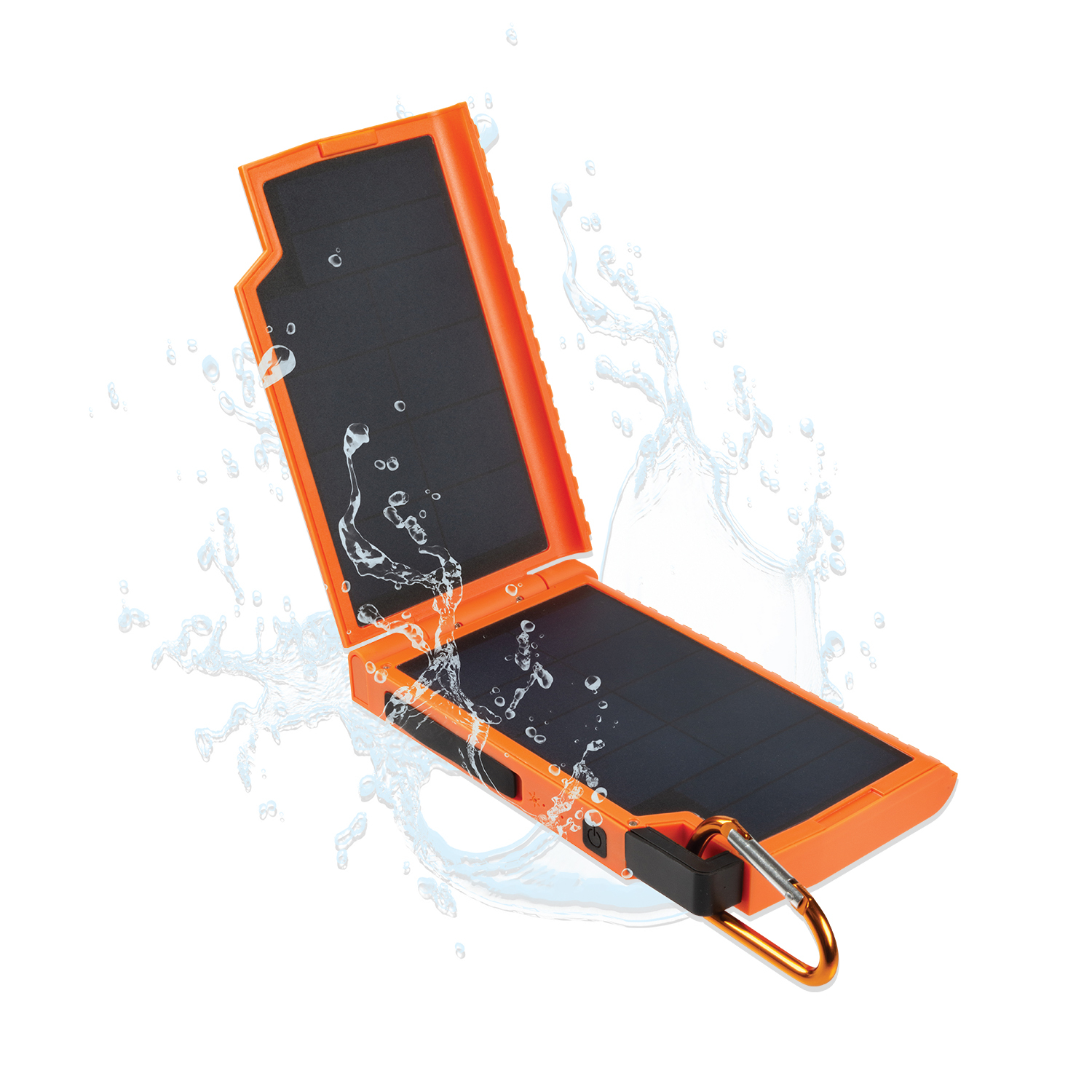Ein orangefarbenes Solarladegerät mit schwarzen Paneelen. Wasser spritzt darum herum. Ein silberner Karabiner ist befestigt.