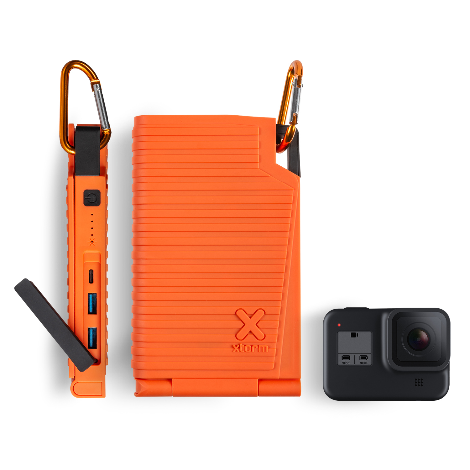 Orange Powerbank und GoPro-Kamera auf Weiß. Powerbank hat Karabiner, GoPro zeigt einen Bildschirm. X-Storm-Logo ist sichtbar.