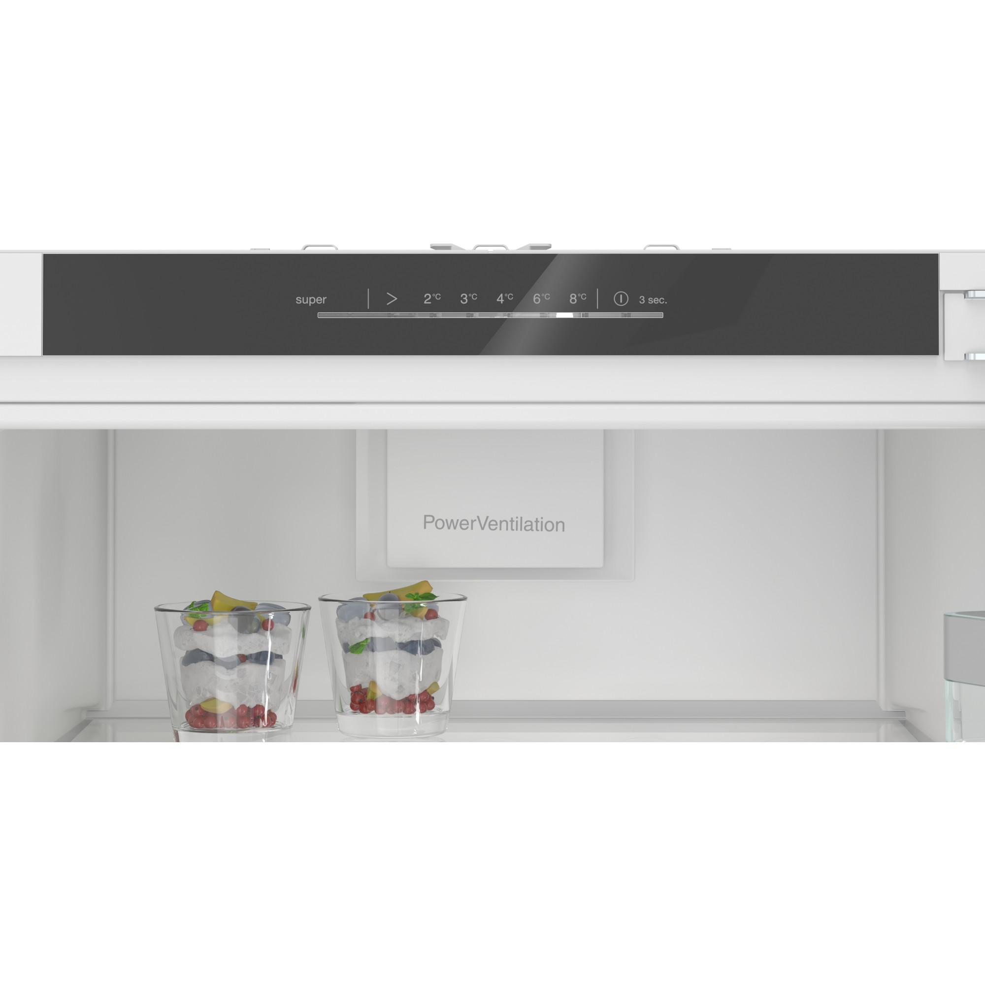 Im Kühlschrank, zwei Gläser mit Früchten. Oben ein Bedienfeld mit Temperatureinstellungen.