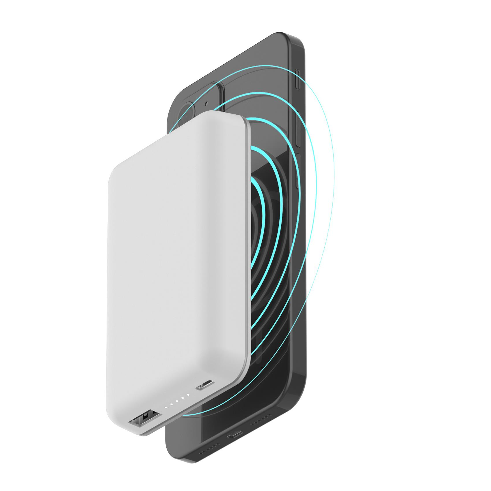 Un power bank bianco è collegato a uno smartphone nero. Vengono mostrate onde blu di ricarica wireless.