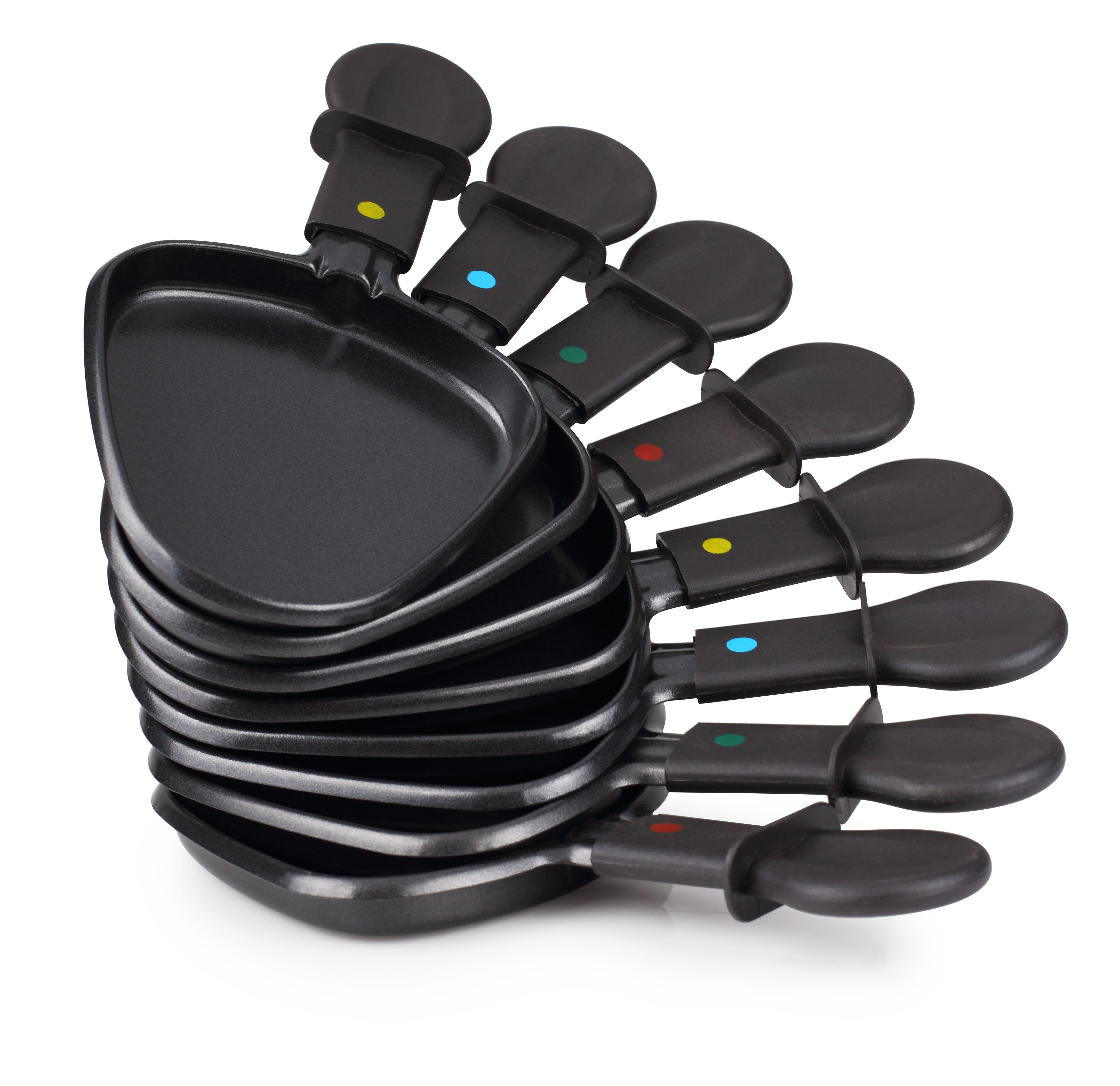 Stos czarnych patelni do raclette. Każda patelnia ma uchwyt i kolorową kropkę. Tło jest białe.