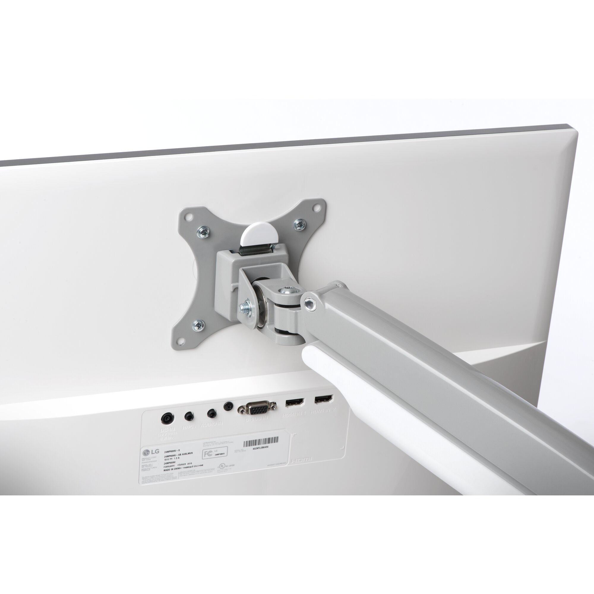 Rückseite eines weißen Computermonitors mit grauem Montagebügel und Arm. Anschlüsse und Branding sichtbar.