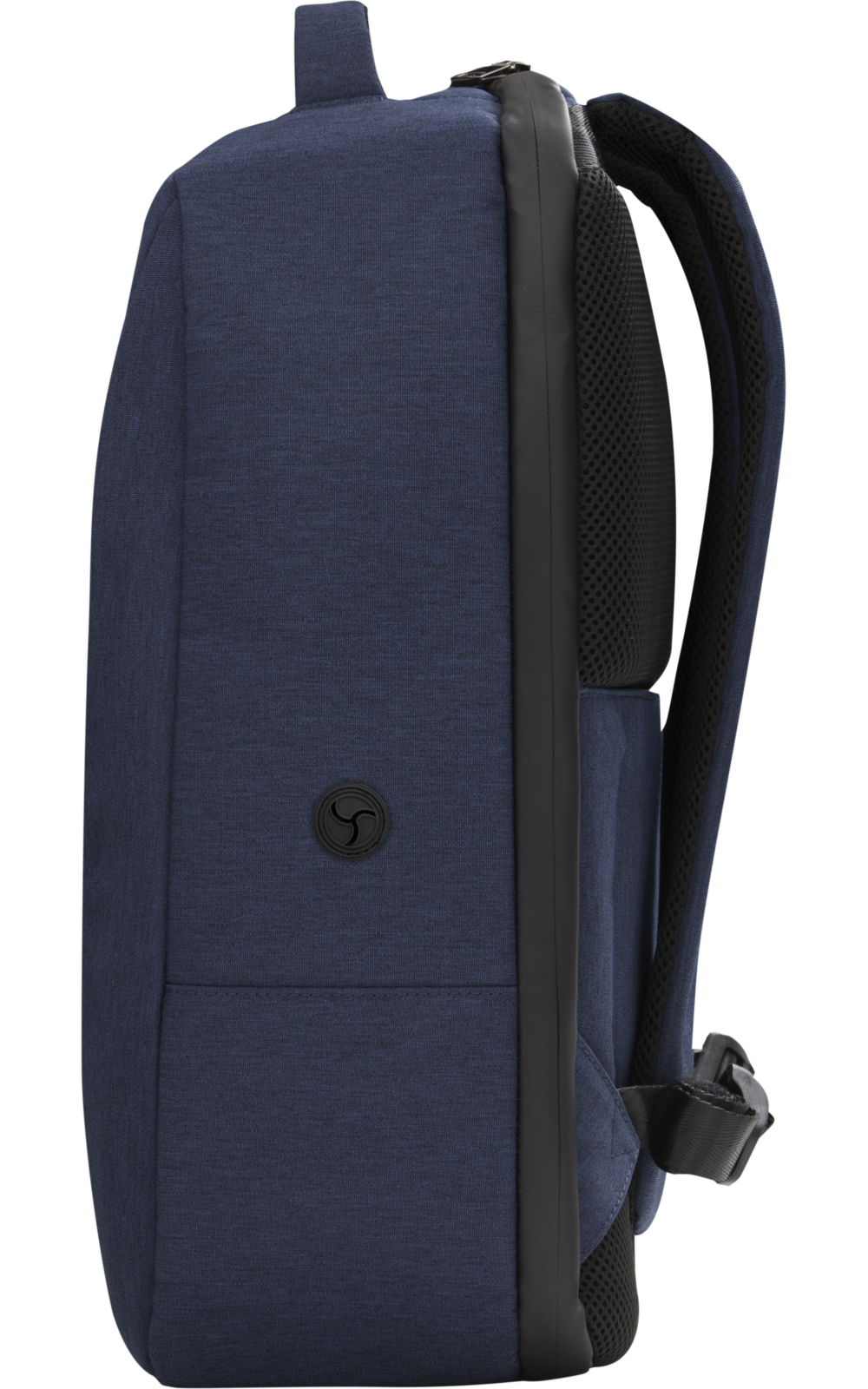 Uno zaino blu navy con lato e spallacci neri. Ha un logo nero e uno schienale in rete per la ventilazione.