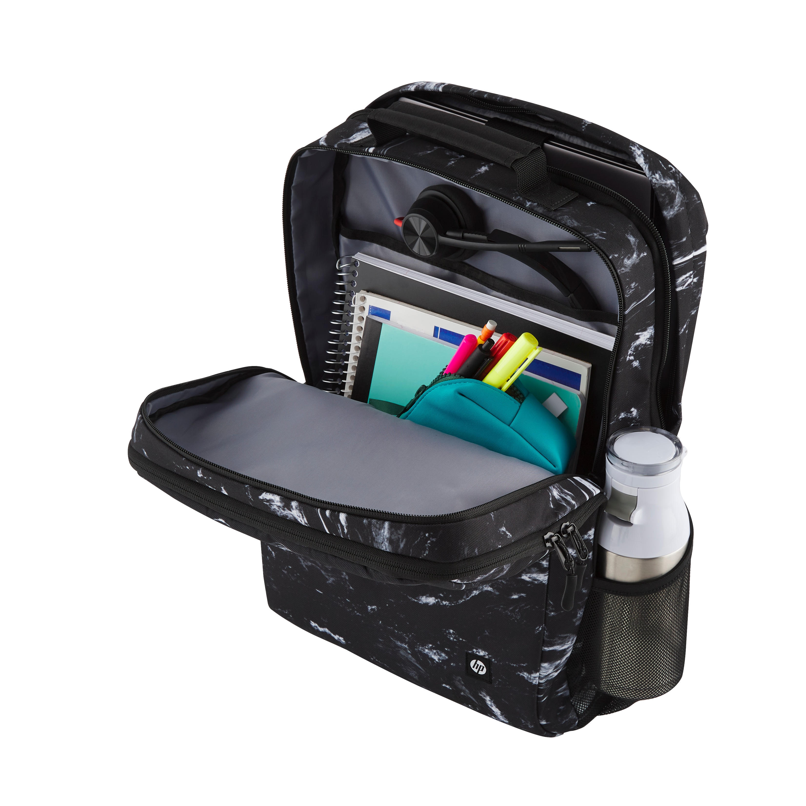 Schwarzer Rucksack mit Marmormuster, Notizbüchern, Stiften, Wasserflasche und Kopfhörern. Offene Fächer.
