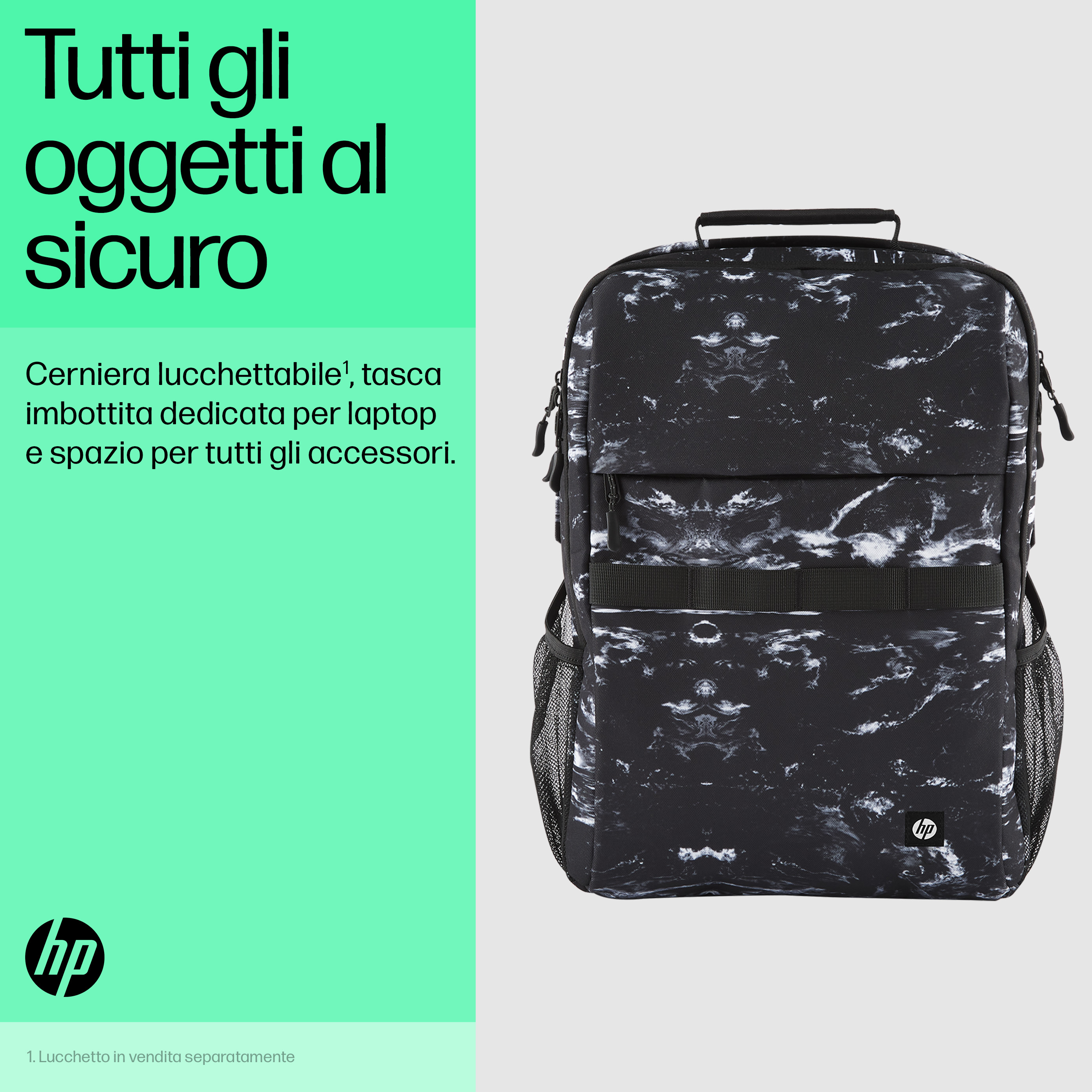 Schwarzer Rucksack mit weißem Marmormuster auf hellgrauem Hintergrund. Text über die Tasche links.