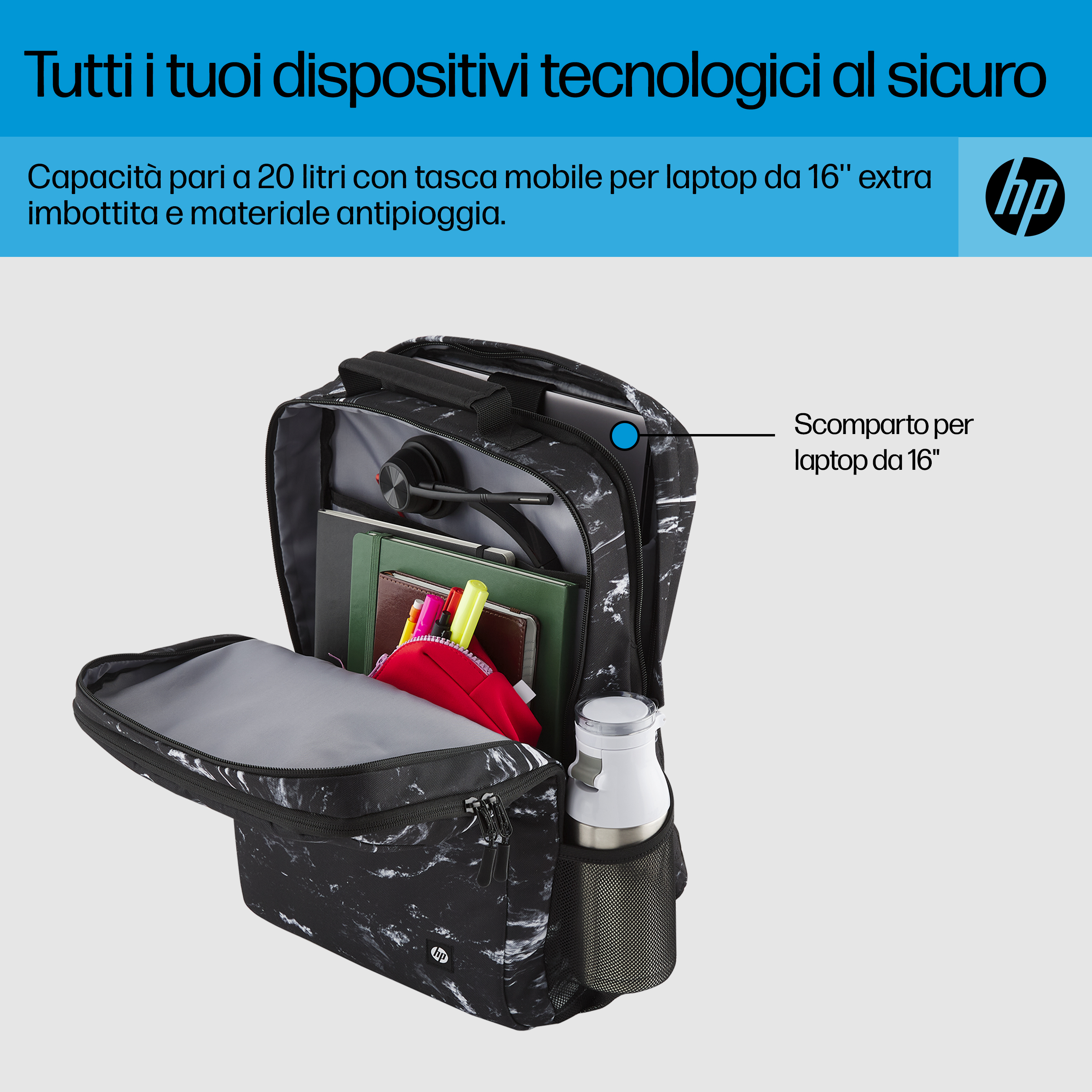 Schwarzer Rucksack mit weißem Marmormuster, offenen Taschen und Fächern. Enthält Notizbücher, Stifte, Wasserflasche und Laptop.
