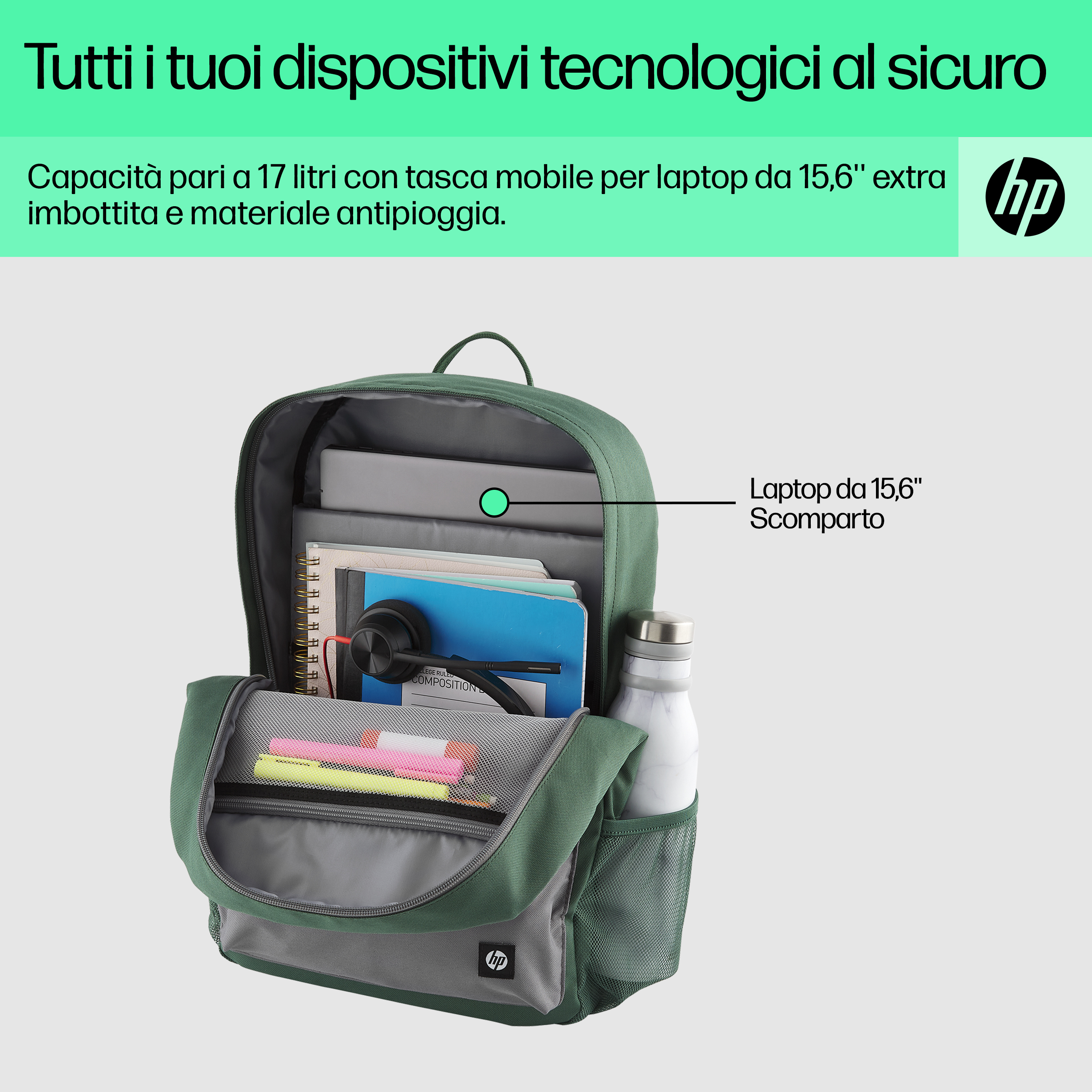 Mochila verde con objetos dentro, como un cuaderno, bolígrafos, botella y portátil. El logotipo de la marca es visible.