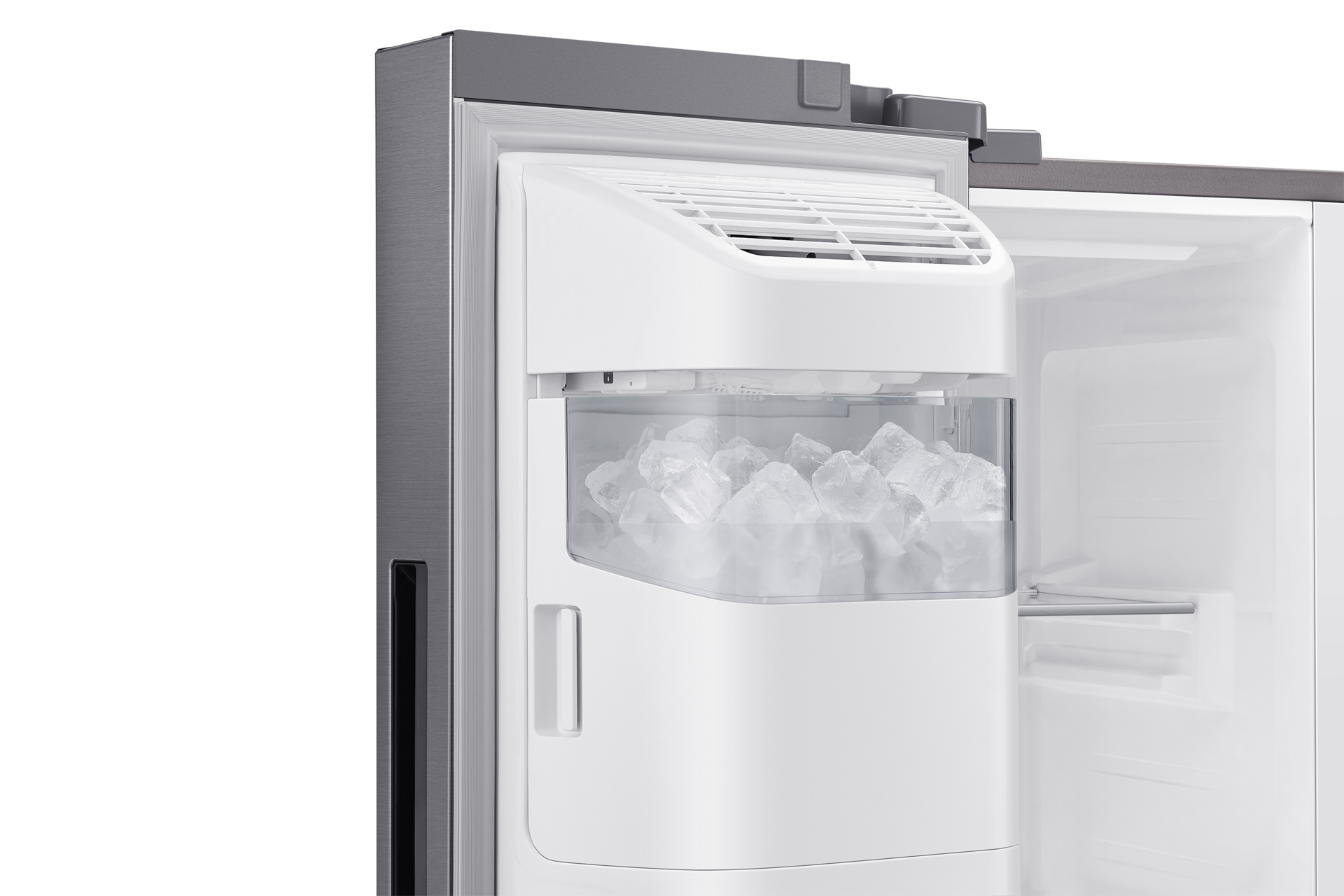 Offene Kühlschranktür, die einen Eisspender mit Eiswürfeln zeigt. Weißer Innenraum. Grauer Metallaußenrahmen.