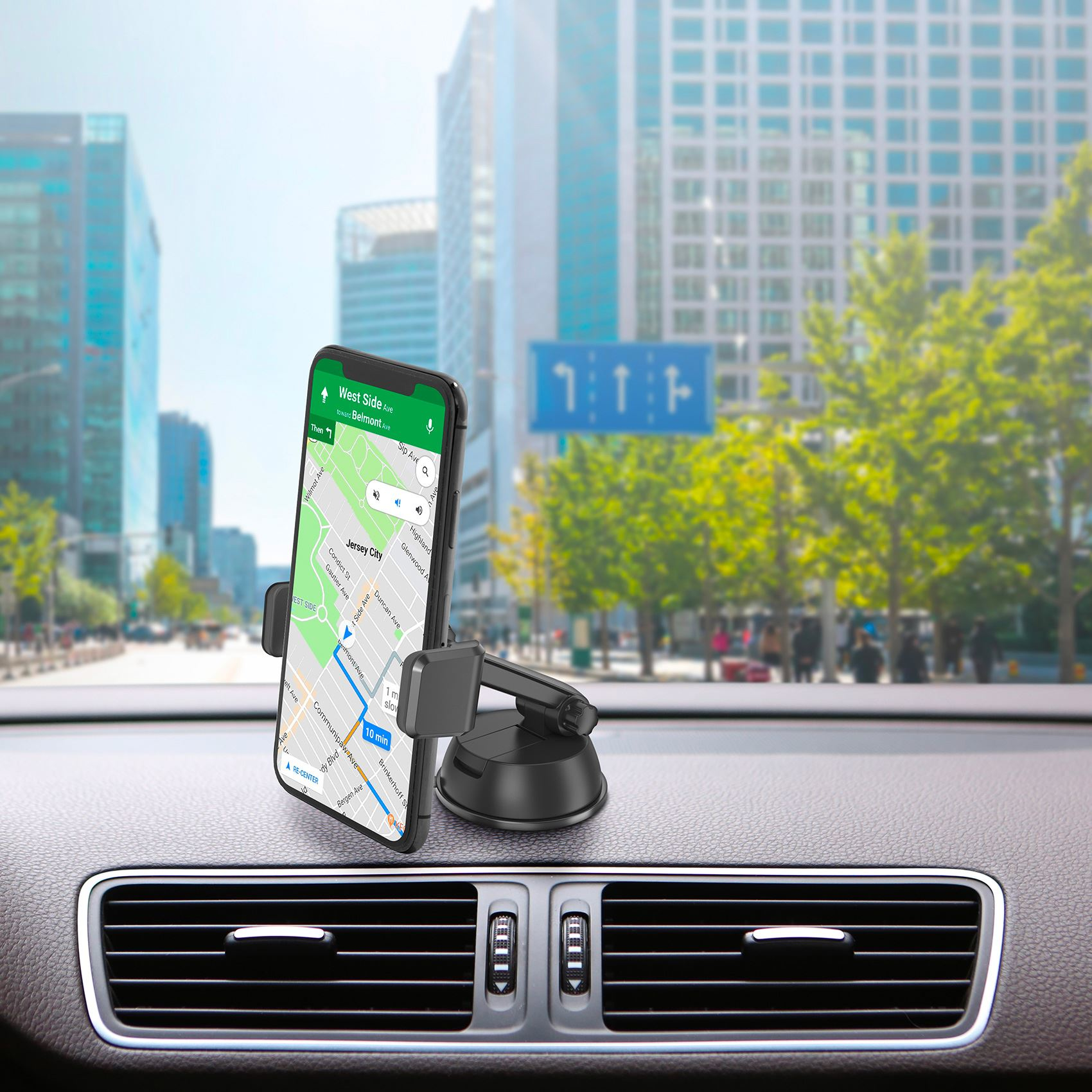 Un teléfono con un mapa GPS está montado en el salpicadero de un coche. El fondo muestra edificios y árboles de la ciudad.