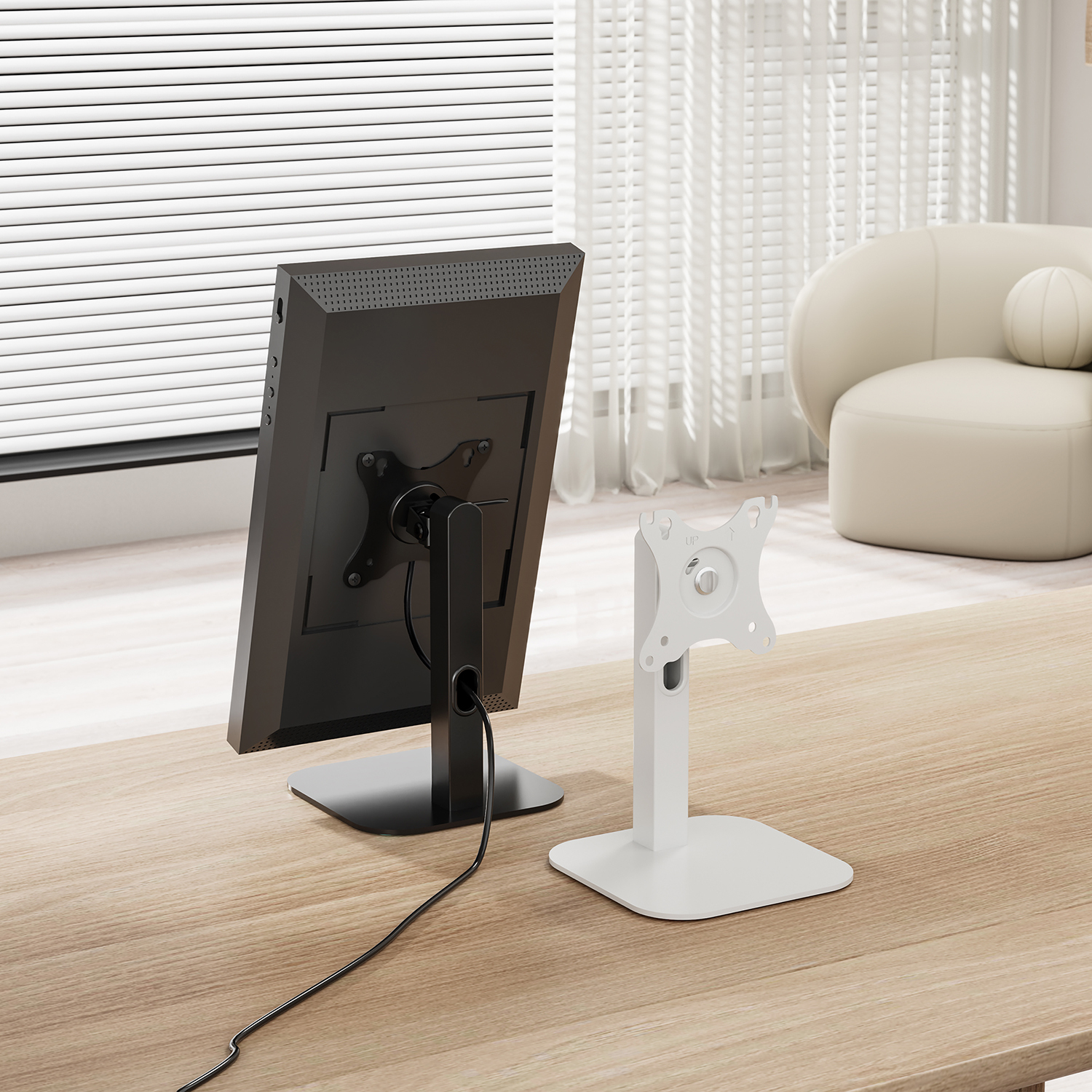 Un monitor per computer è su una scrivania di legno. Accanto c'è un supporto per monitor bianco. Una sedia e una finestra sono sullo sfondo.