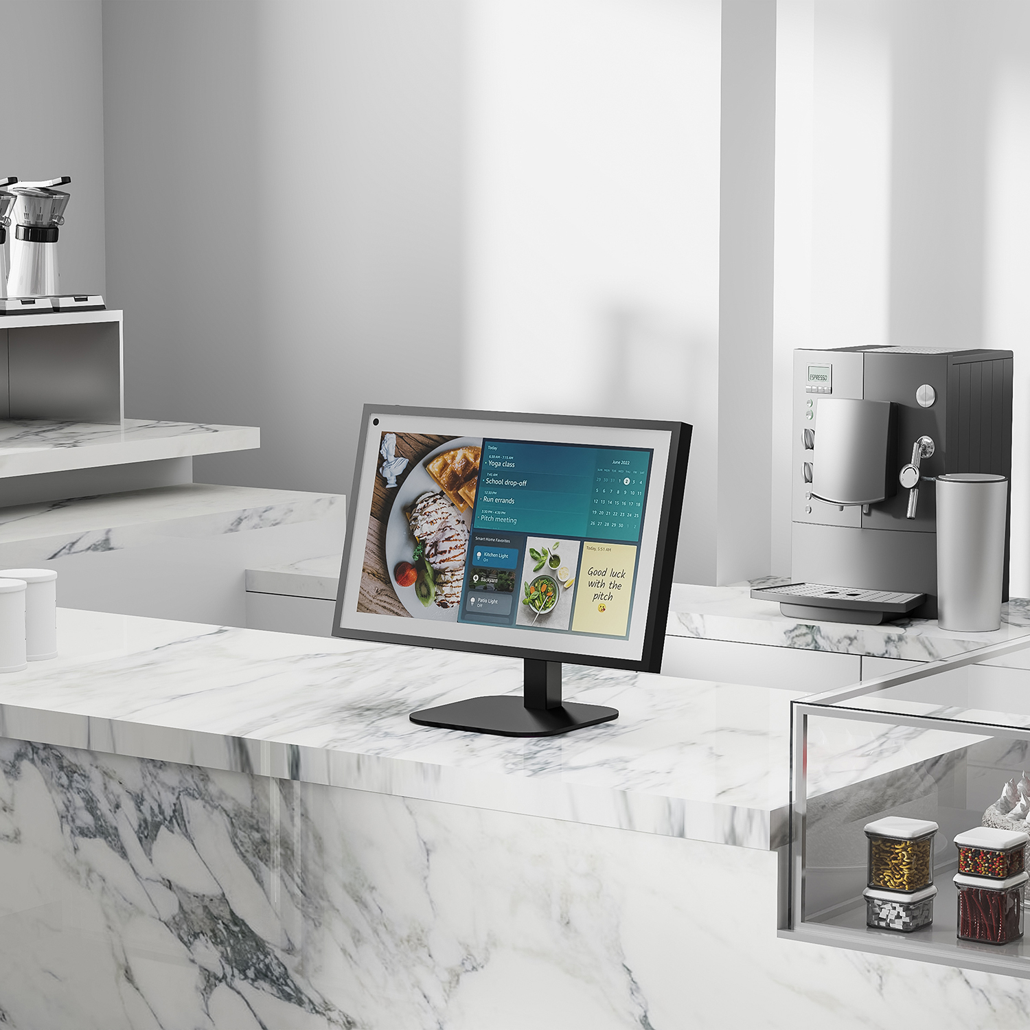 Un ambiente cucina moderno con un display intelligente che mostra un programma, una macchina per l'espresso e barattoli decorativi su un piano in marmo.