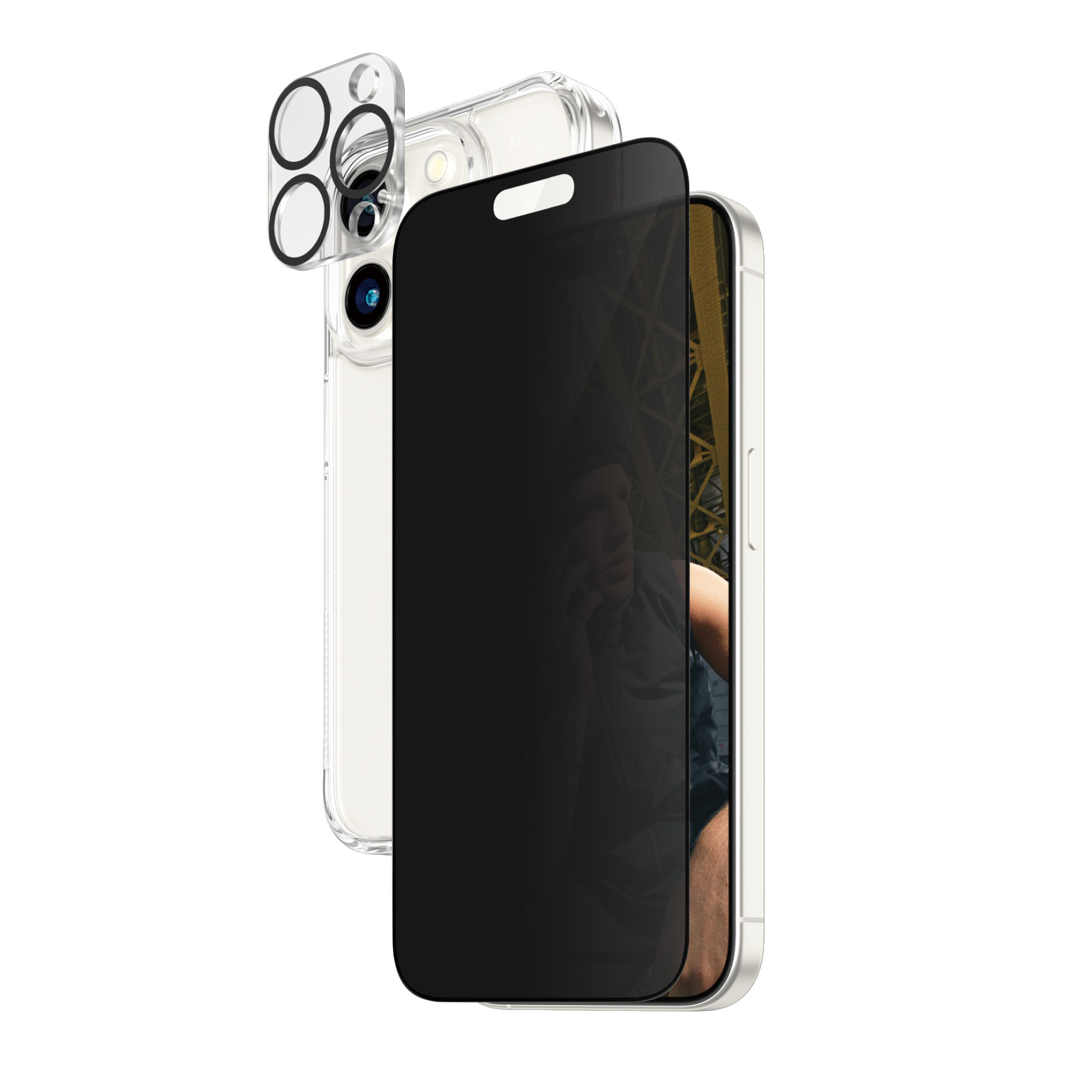 Ekran koruyuculu ve kamera lens koruyuculu bir iPhone. Ekrandan bir kişi görülebilir.