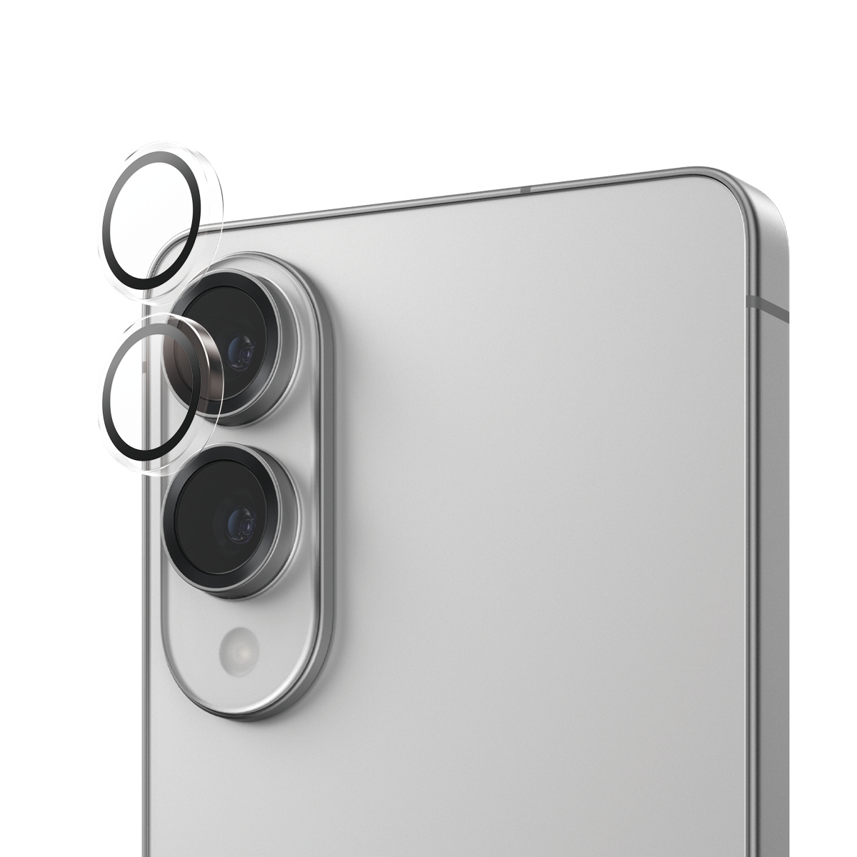 Primer plano del módulo de cámara de un teléfono con cristal protector. El módulo tiene tres lentes y un flash. El teléfono es plateado.