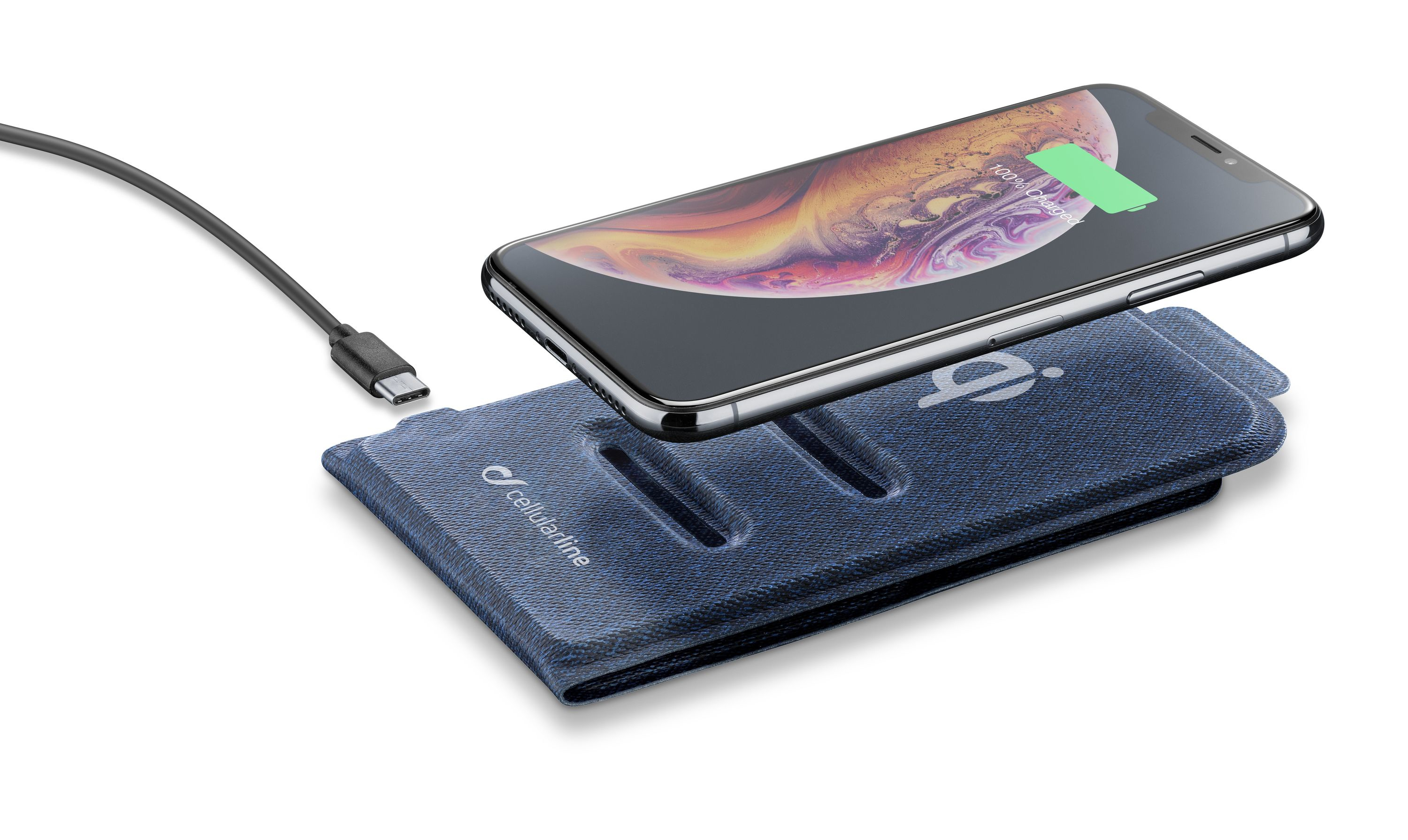 Ein iPhone wird kabellos auf einem blauen Ladepad geladen. Ein schwarzes Kabel ist angeschlossen. Das Telefon zeigt 100 % geladen an.