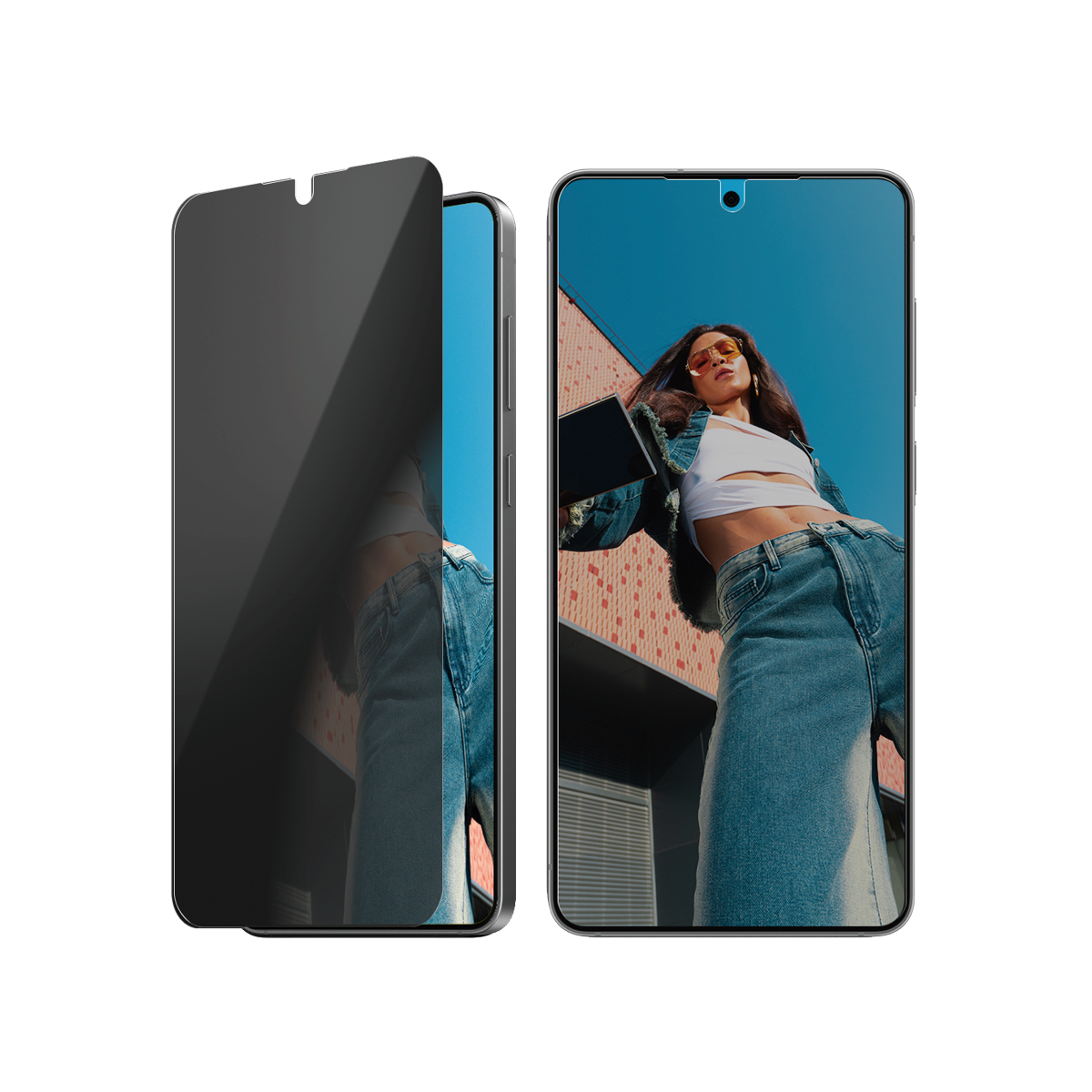 Ein Smartphone mit Displayschutzfolie, das eine Frau in Jeansjacke, Jeans und Sonnenbrille vor einem Gebäude zeigt.