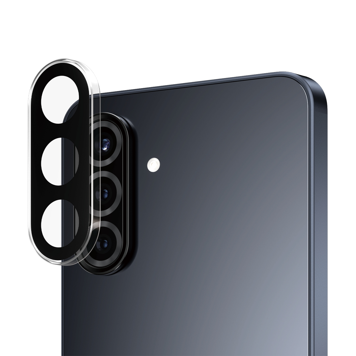 Uno smartphone con una protezione per lenti trasparente. Il telefono è grigio scuro, con le lenti della fotocamera visibili. La protezione ha una cornice nera.