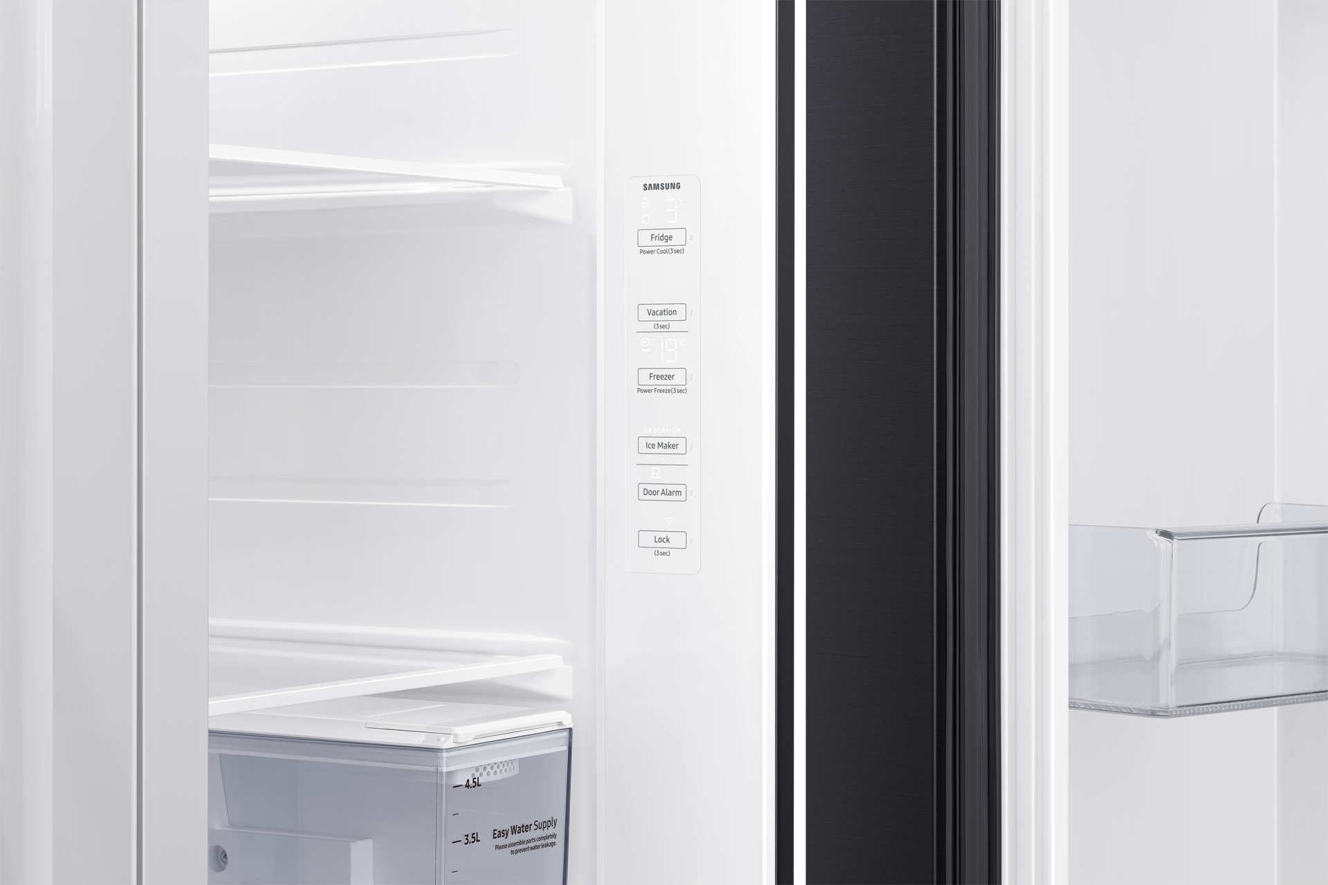 Offener weißer Kühlschrank mit Innenregalen, Bedienfeld und Wasserspender. Schwarze Tür rechts.