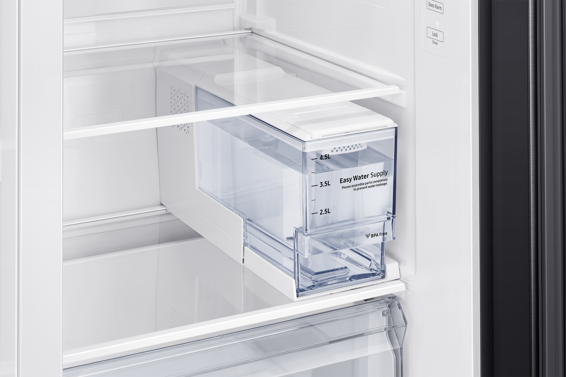 In einem Kühlschrank ist ein transparenter Wasserbehälter zu sehen. Er ist mit Easy Water Supply beschriftet. Weiße Regale und das Innere des Kühlschranks sind ebenfalls zu sehen.