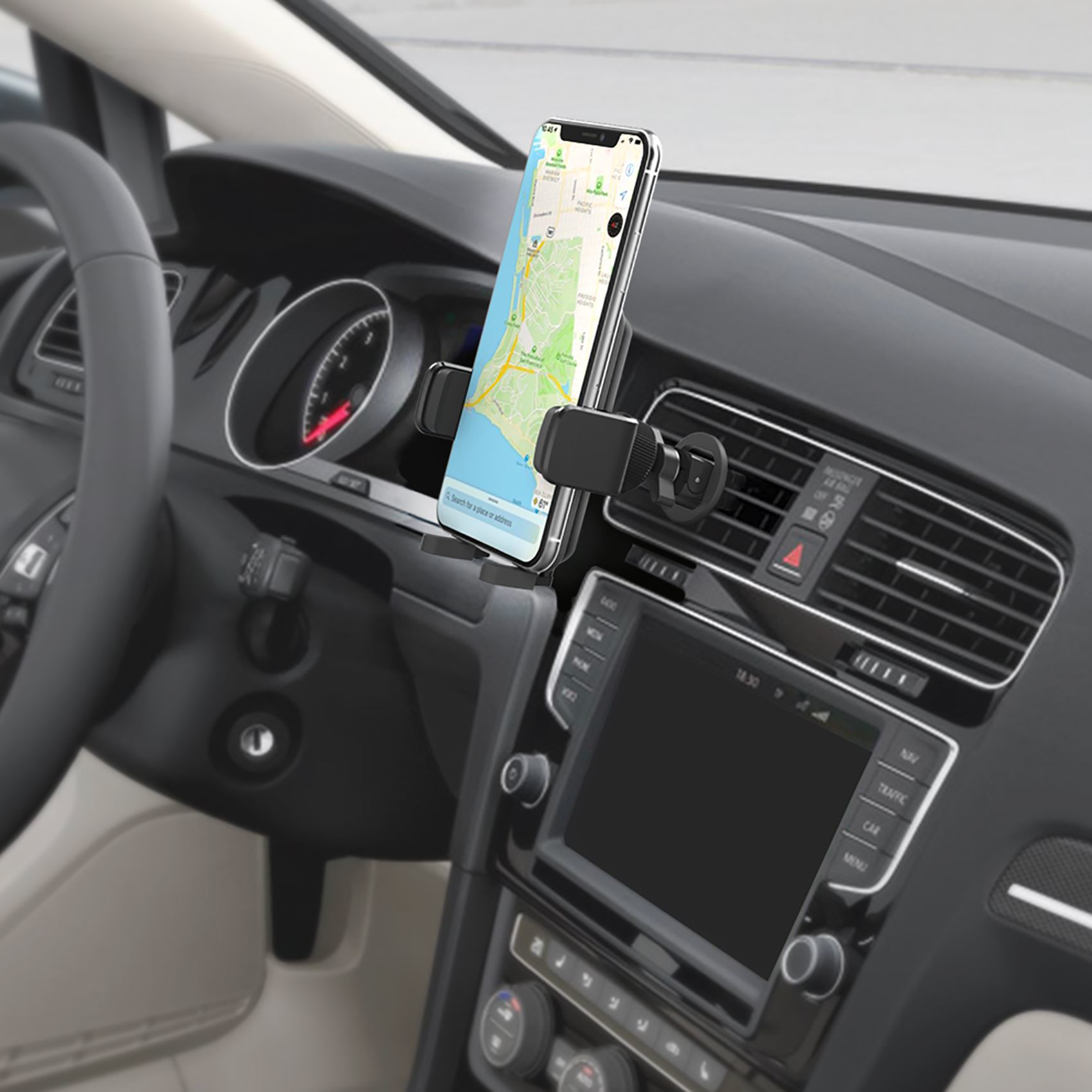 Un teléfono con mapa está montado en el salpicadero de un coche. El volante y otras características del coche son visibles.
