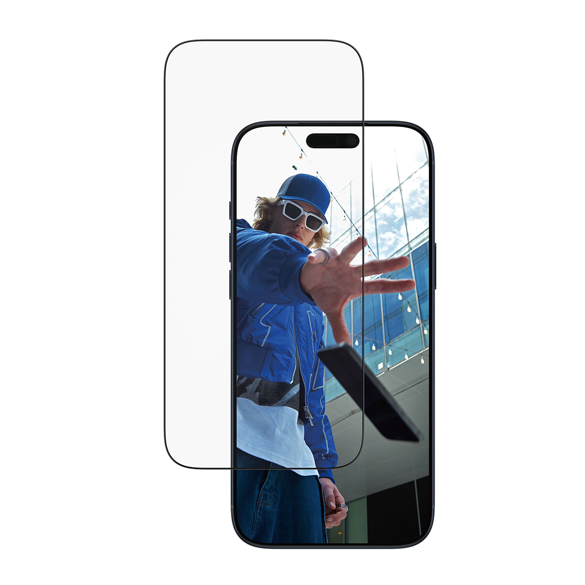 Une personne en veste et casquette bleues tend la main. Un téléphone est au premier plan. Un protecteur d'écran est devant.