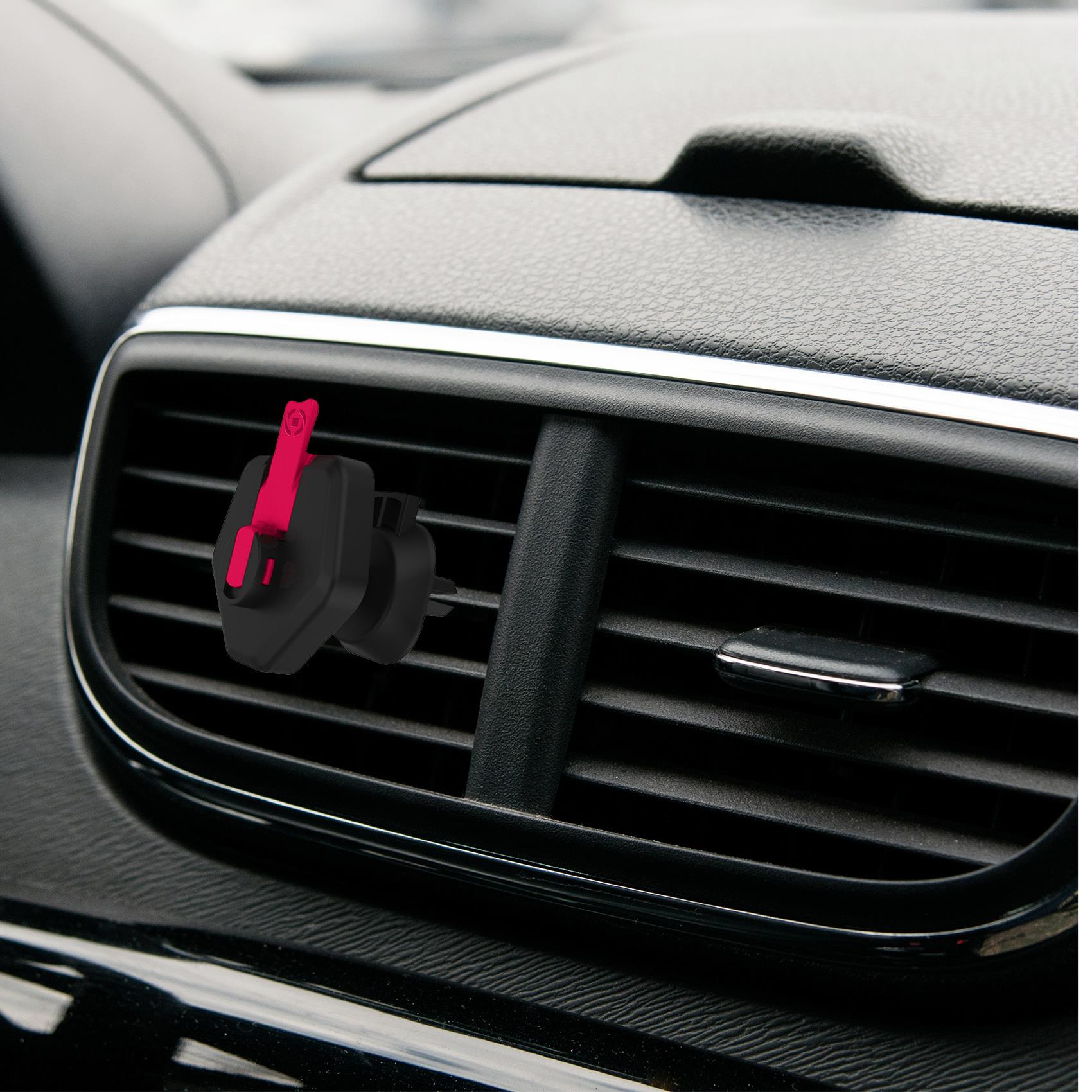 Schwarze Autolüftung mit einem schwarzen und rosa Auto-Lufterfrischer befestigt.