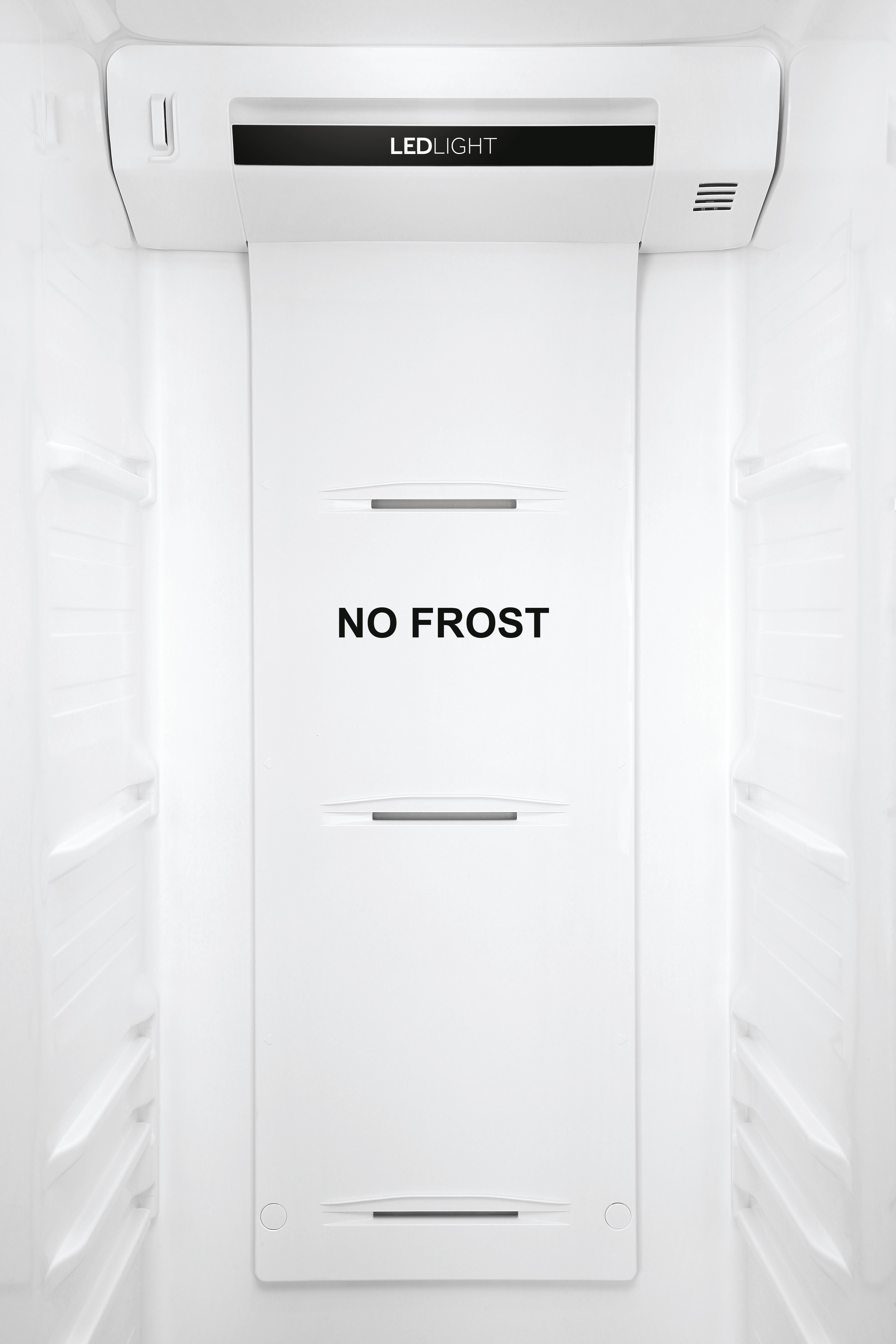 Binnenkant van een witte koelkast. De woorden NO FROST zijn zichtbaar. LED LIGHT staat bovenaan. Er zijn planken aan beide kanten.