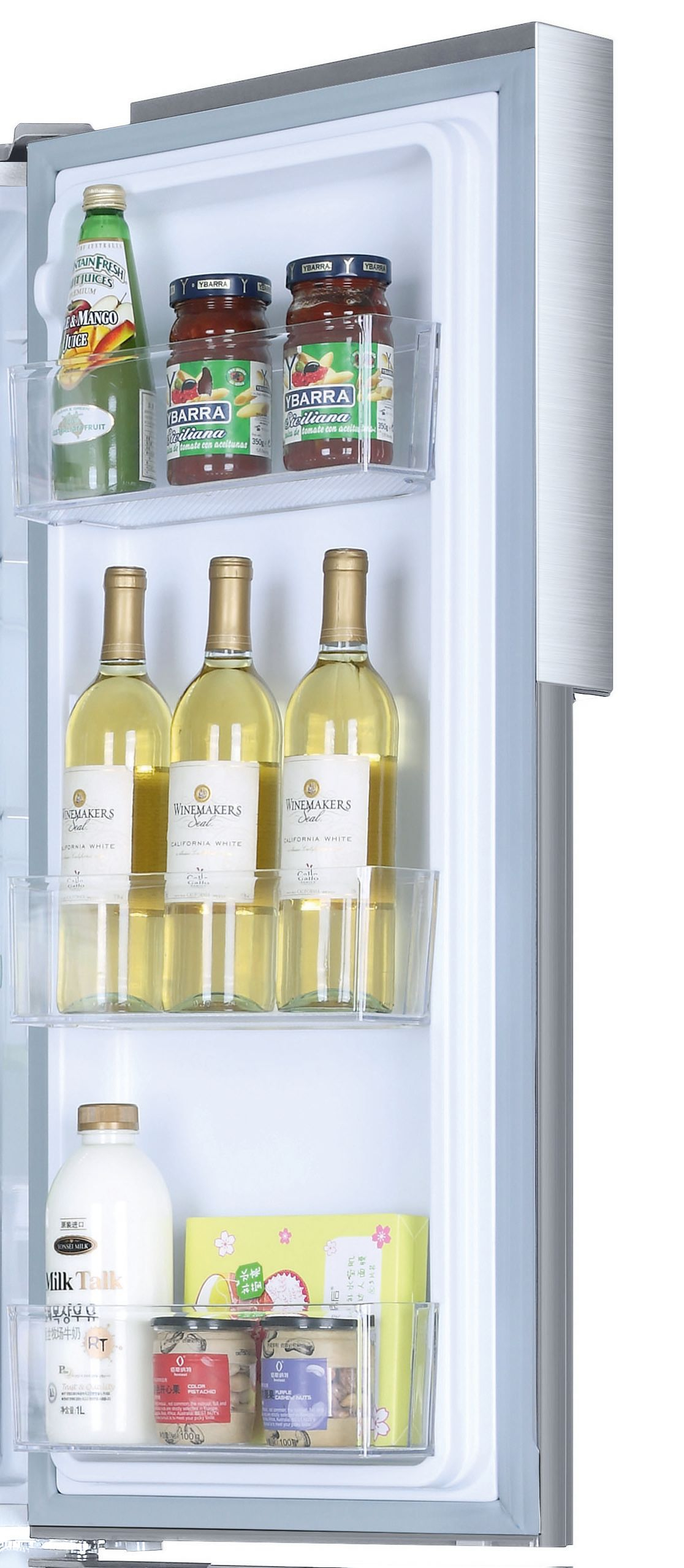 Interior de refrigerador con jugo, frascos de comida, botellas de vino blanco, leche y bocadillos en recipientes transparentes.