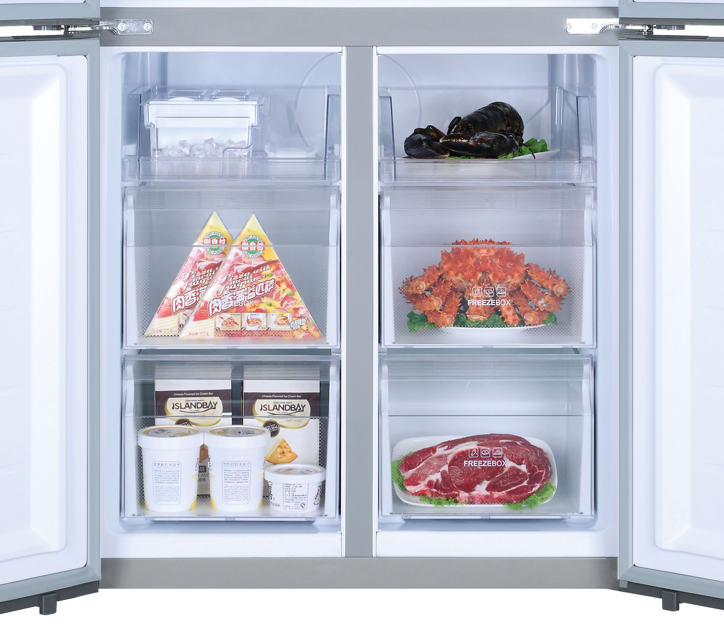 Un refrigerador con varios alimentos congelados, incluyendo mariscos, helados y pizza.
