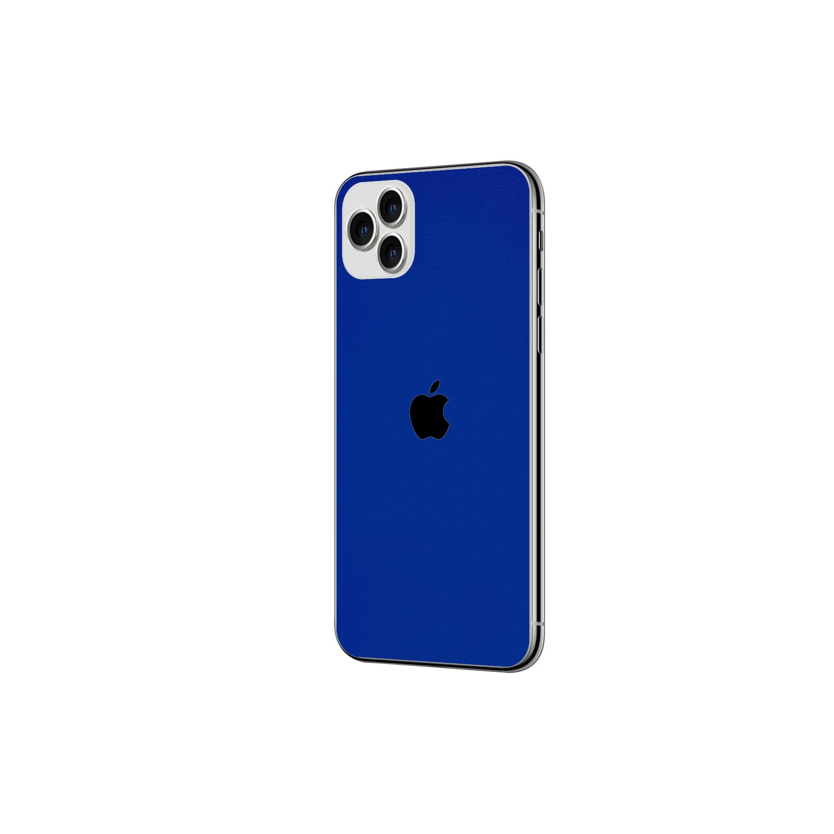 Un iPhone blu con logo Apple nero sul retro. Ha tre obiettivi della fotocamera.