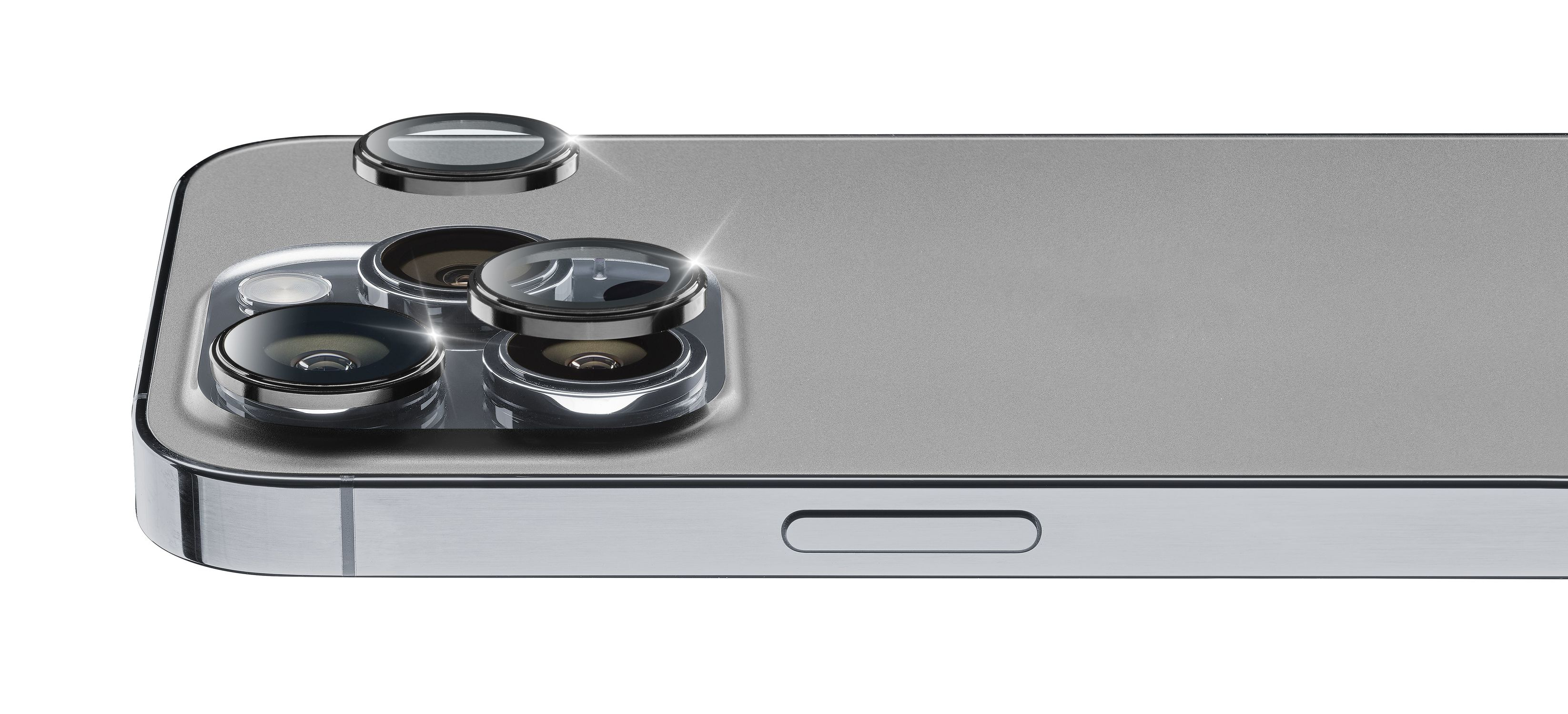 Primer plano del módulo de cámara de un smartphone plateado, con tres lentes y un flash. La parte trasera es gris.