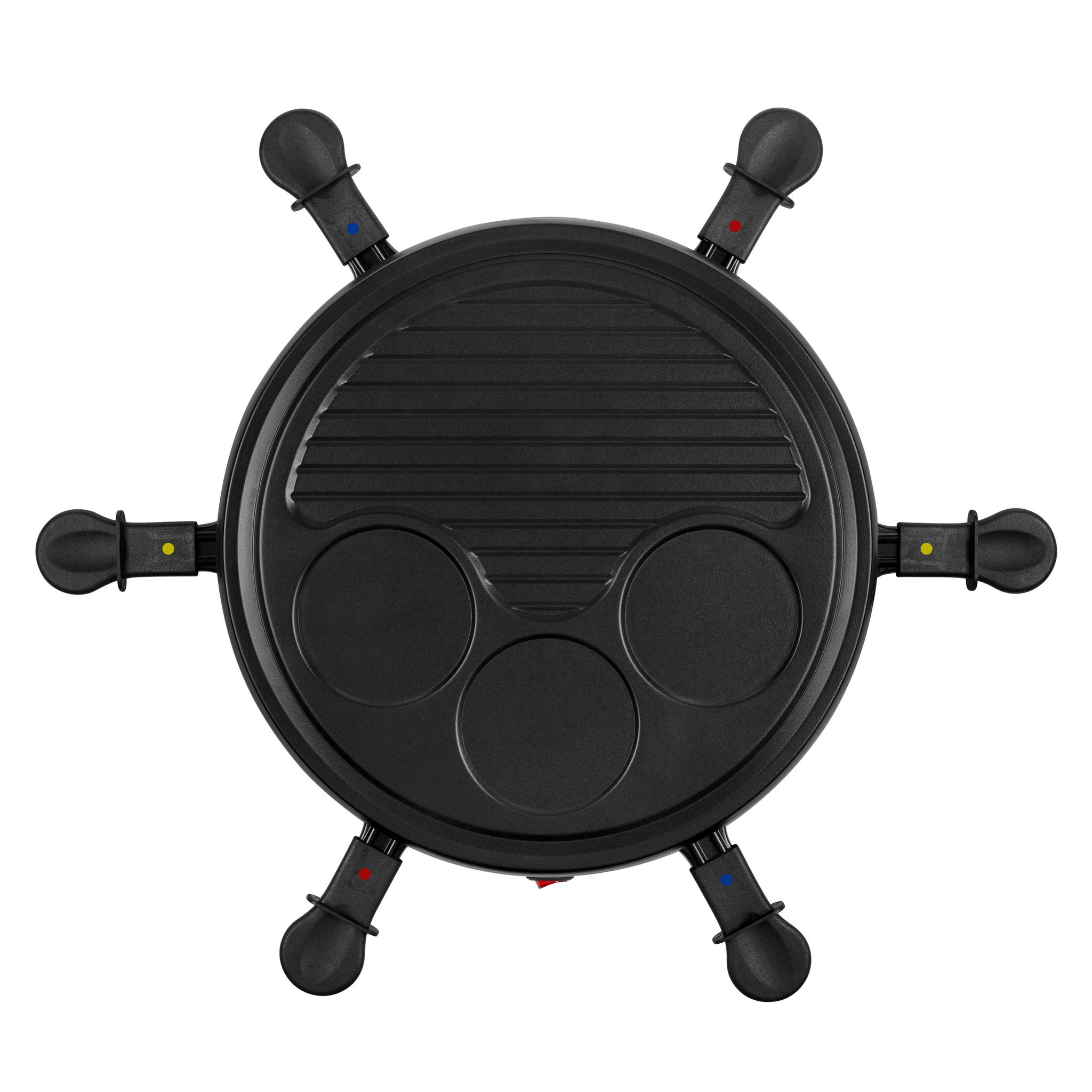 Widok z góry na czarny grill do raclette. Ma uchwyty z kolorowymi kropkami i powierzchnię do grillowania.