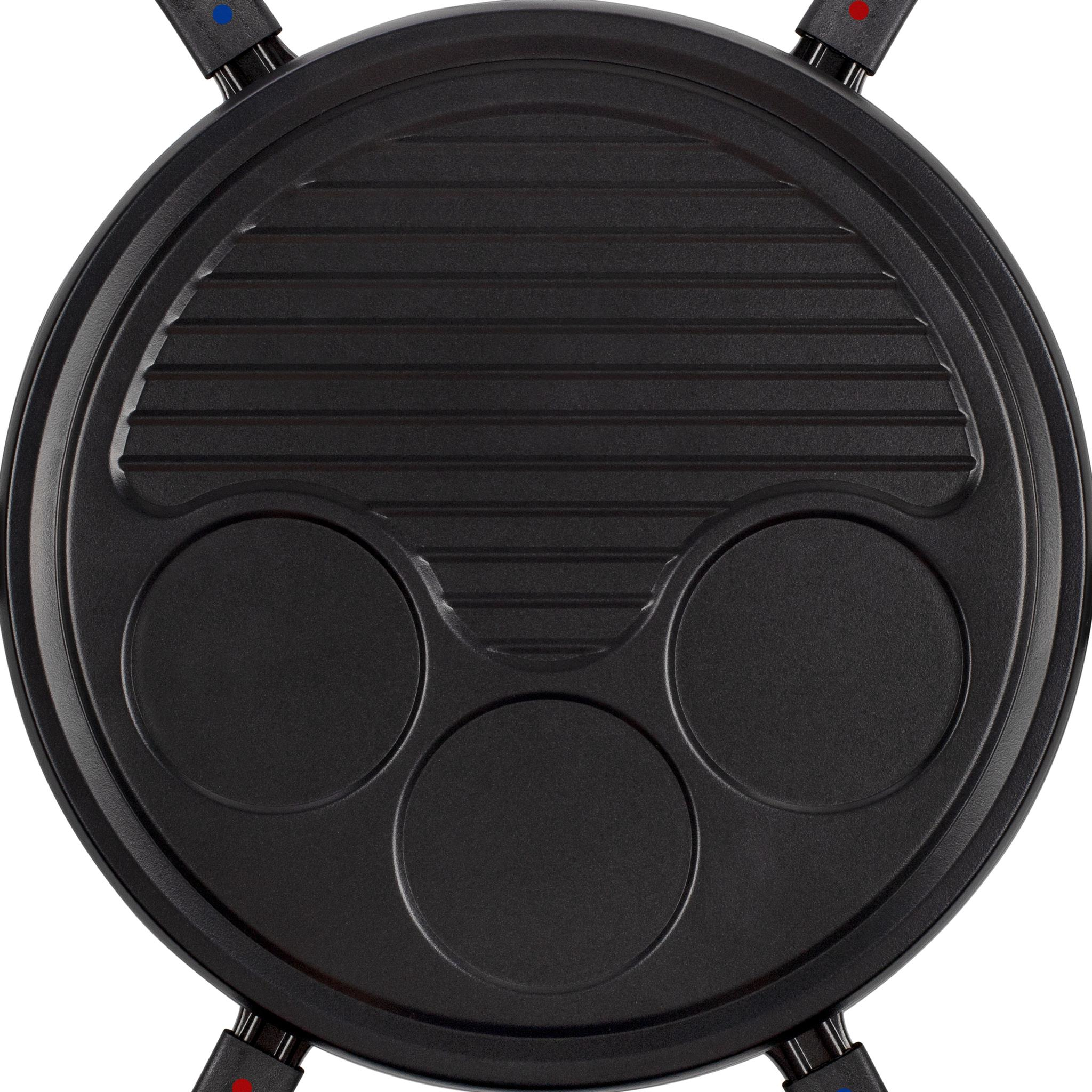 Czarna elektryczna maszyna do naleśników. Ma okrągłą powierzchnię do gotowania z trzema okrągłymi formami i żebrowaną sekcją.