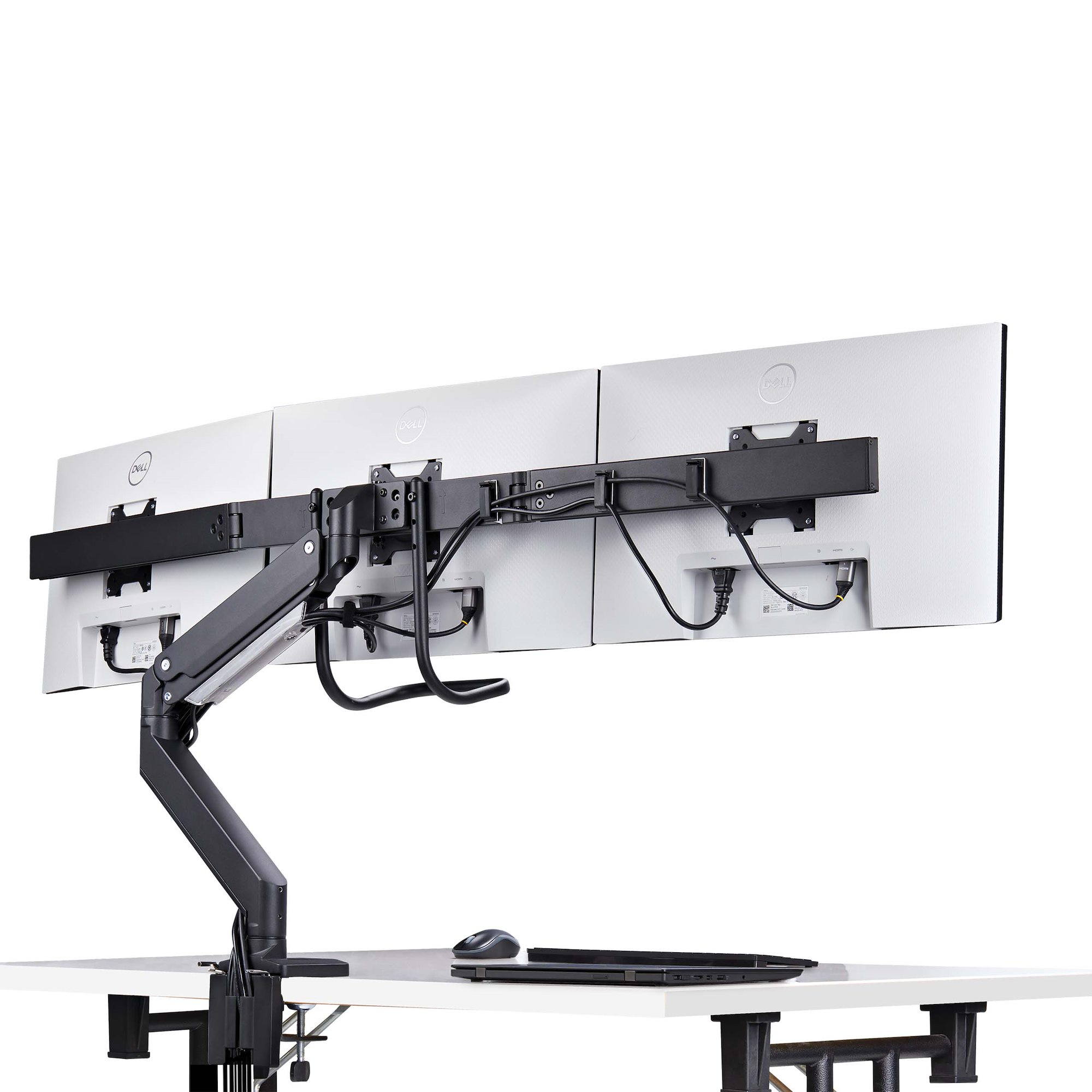 Drei weiße Computermonitore sind auf einem schwarzen Arm über einem Schreibtisch montiert. Auf dem Schreibtisch befinden sich ein Laptop und eine Maus.