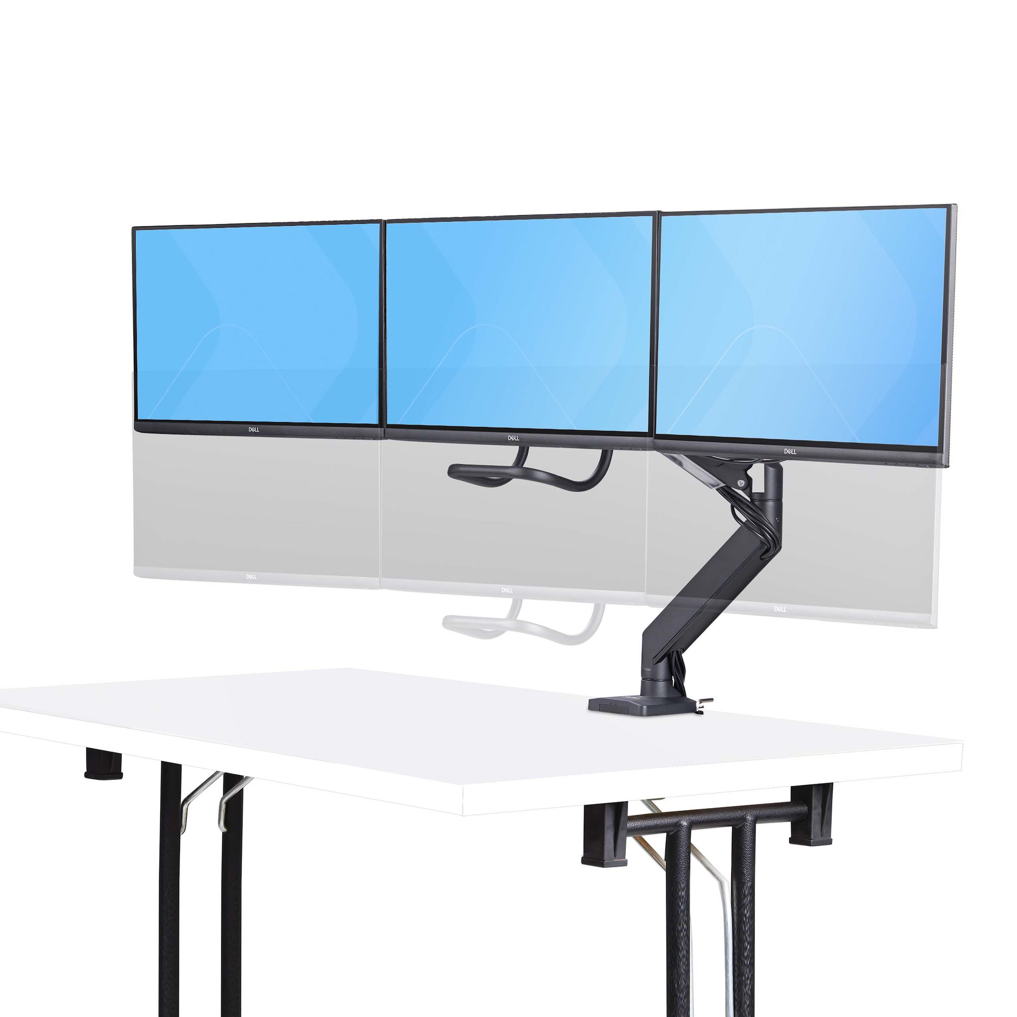 Drei Computermonitore mit blauen Bildschirmen, die auf einem schwarzen Arm über einem weißen Tisch montiert sind.