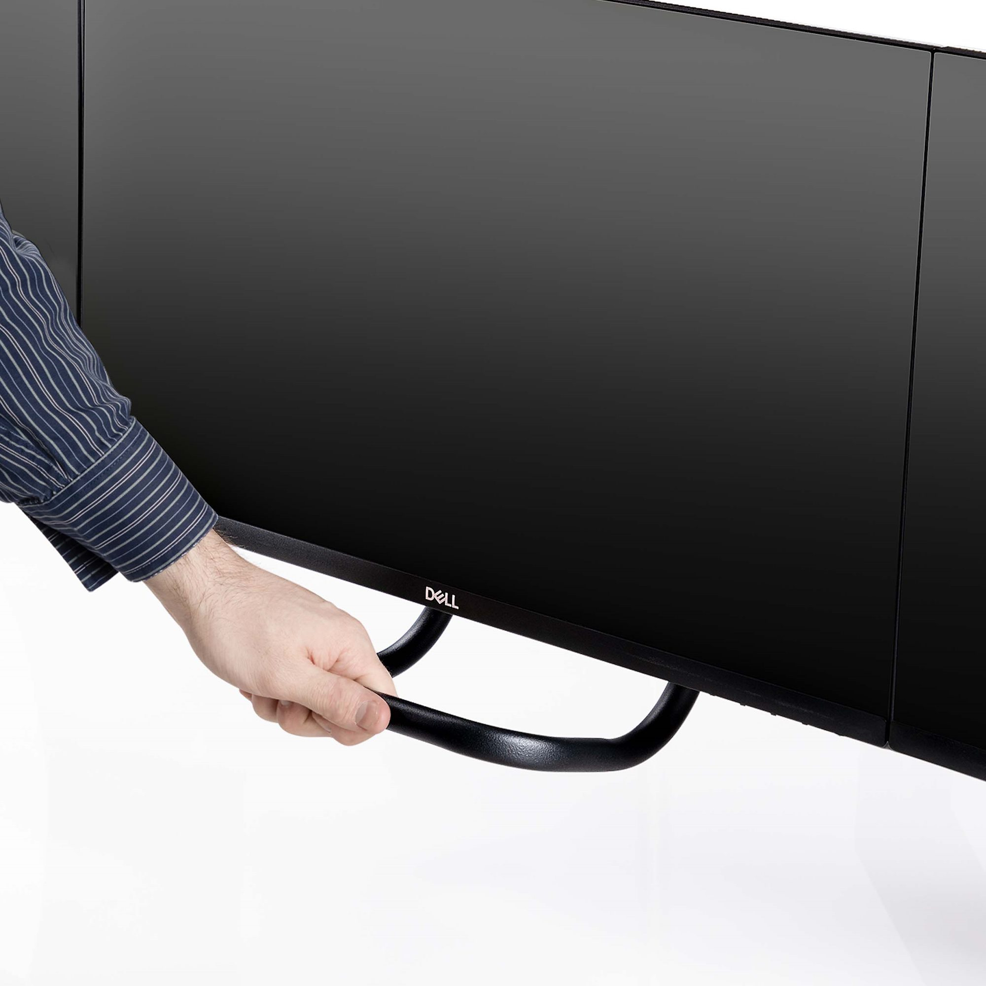 Eine Hand hält einen gebogenen schwarzen Griff, der an einem großen schwarzen Computermonitor befestigt ist. Das Dell-Logo ist sichtbar.
