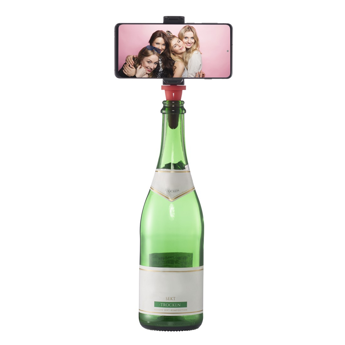 Ein Telefon mit vier Frauen ist auf einer Sektflasche montiert. Die Flasche ist grün mit weißem Etikett. Ein roter Verschluss wird verwendet.