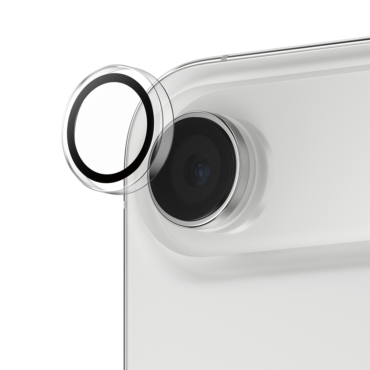 Close-up van een witte telefoon met een zwarte cameralens en een doorzichtige lensbeschermer.