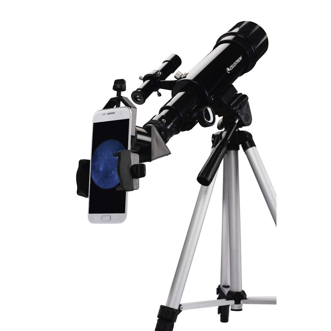Ein schwarzes Celestron-Teleskop ist auf einem Stativ montiert. Ein Smartphone zeigt einen Sternenhimmel. Die Szene vor weißem Hintergrund.