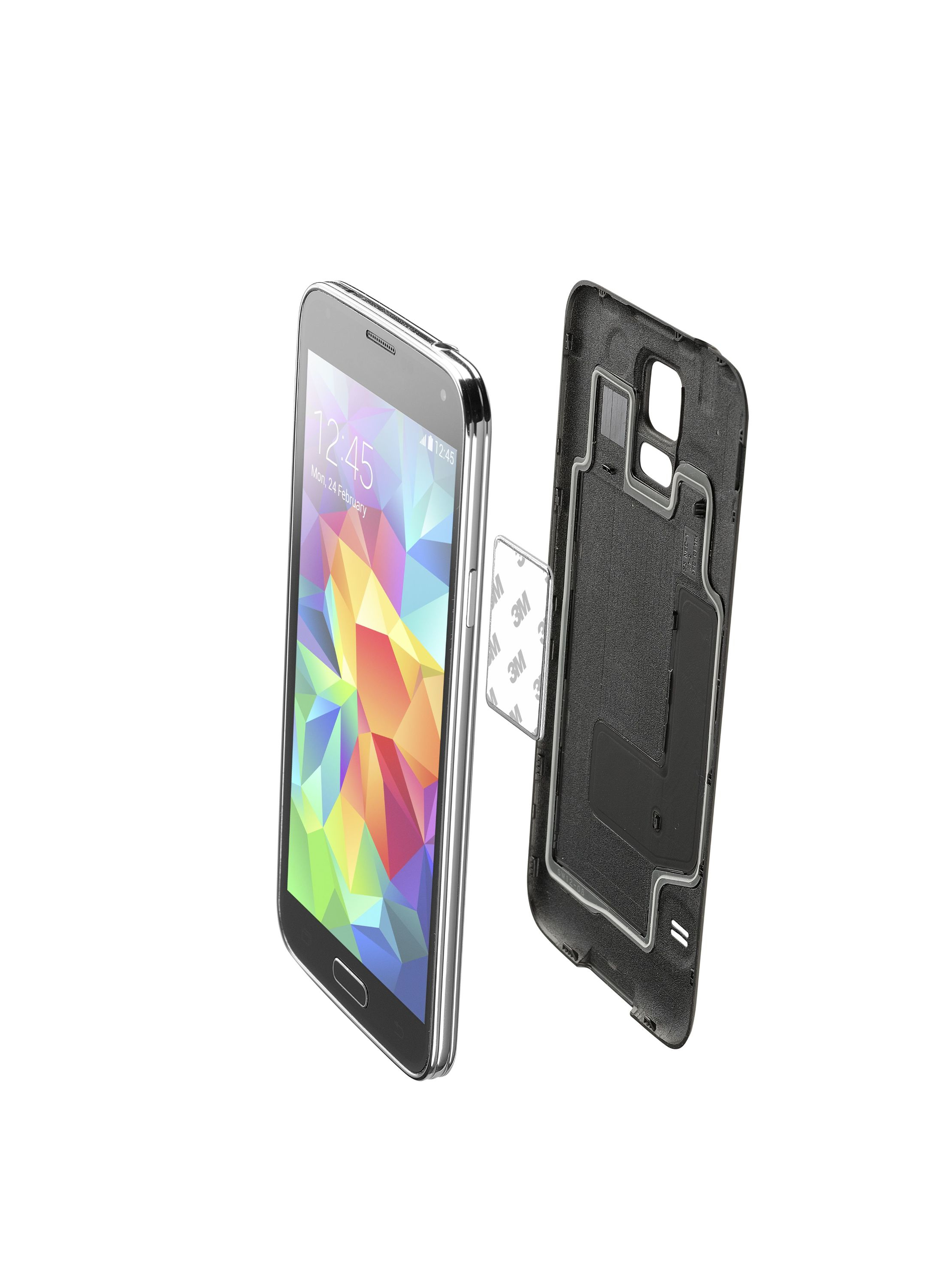 Se muestra un smartphone y una funda. El teléfono muestra la hora. La funda es negra.