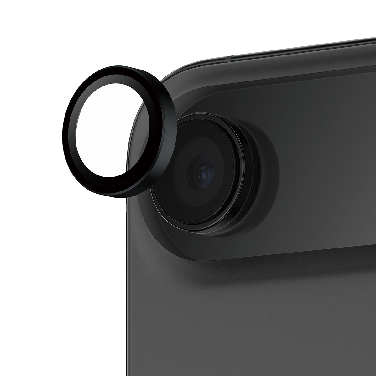 Gros plan sur l'objectif d'un appareil photo de téléphone avec une bague de protection noire. Le téléphone est gris foncé.