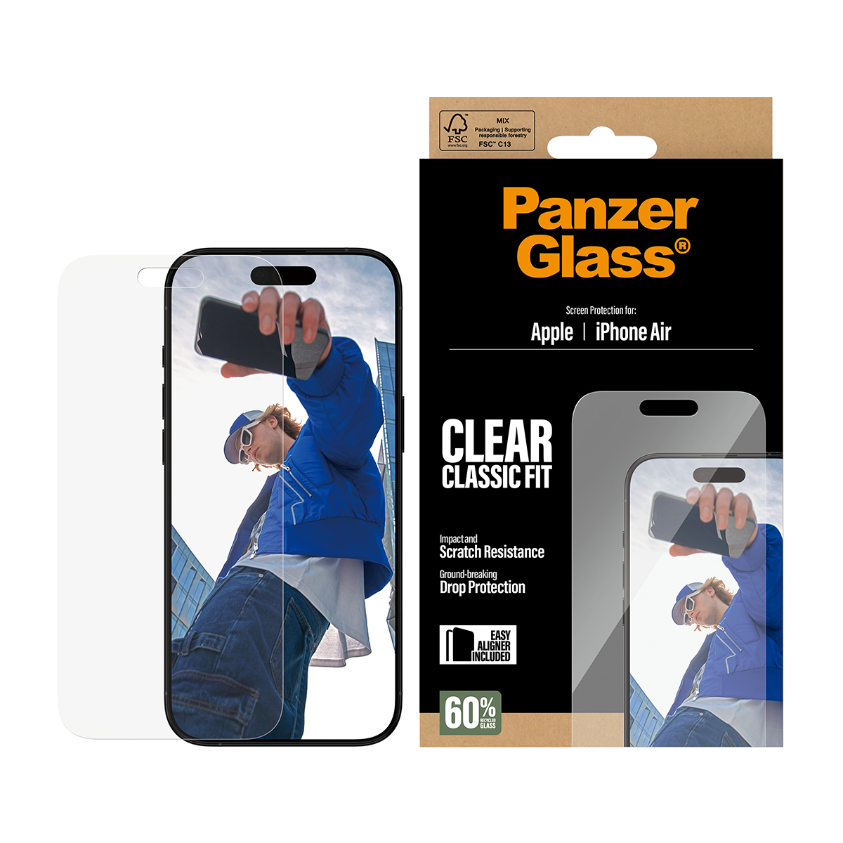 Man houdt telefoon vast, schermbeschermer doos. Clear Classic Fit, Apple iPhone Air. Panzer Glass merk. 60% glas.