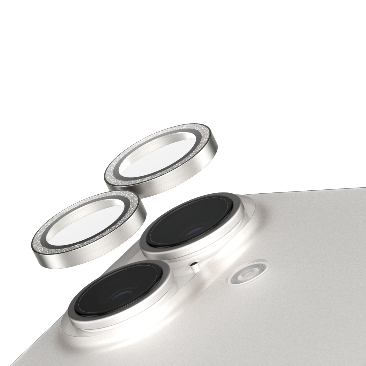 Obiettivi della fotocamera del telefono argento con un anello decorativo. Sono visibili tre obiettivi, due con gli anelli staccati e uno attaccato.