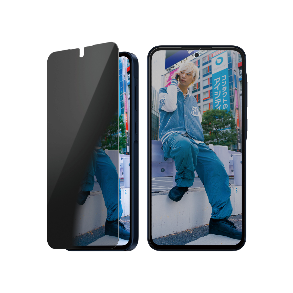 Un telefono con protezione schermo mostra una persona in abiti blu che parla al telefono, sfondo paesaggio urbano.