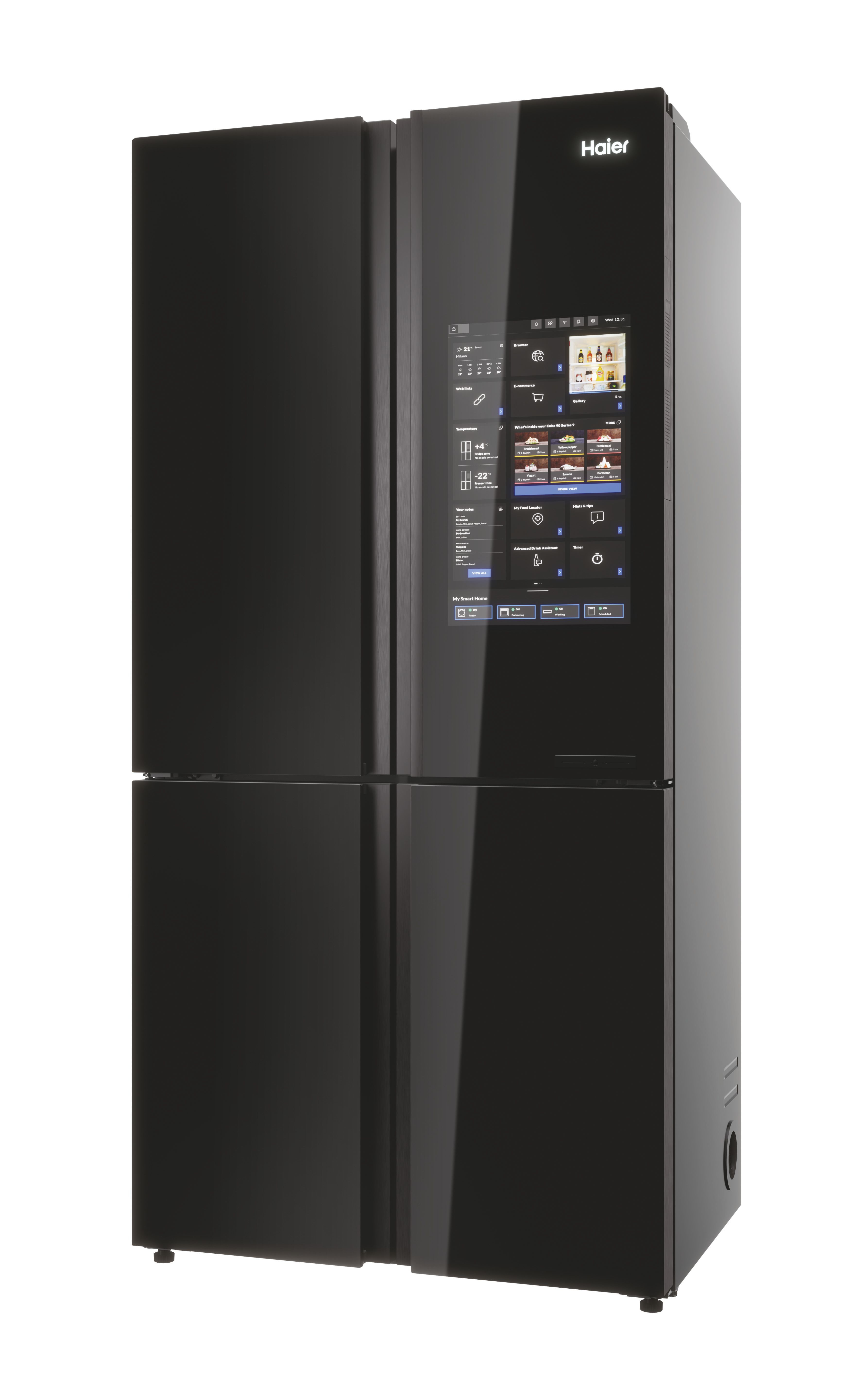 Un refrigerador Haier negro con pantalla táctil.