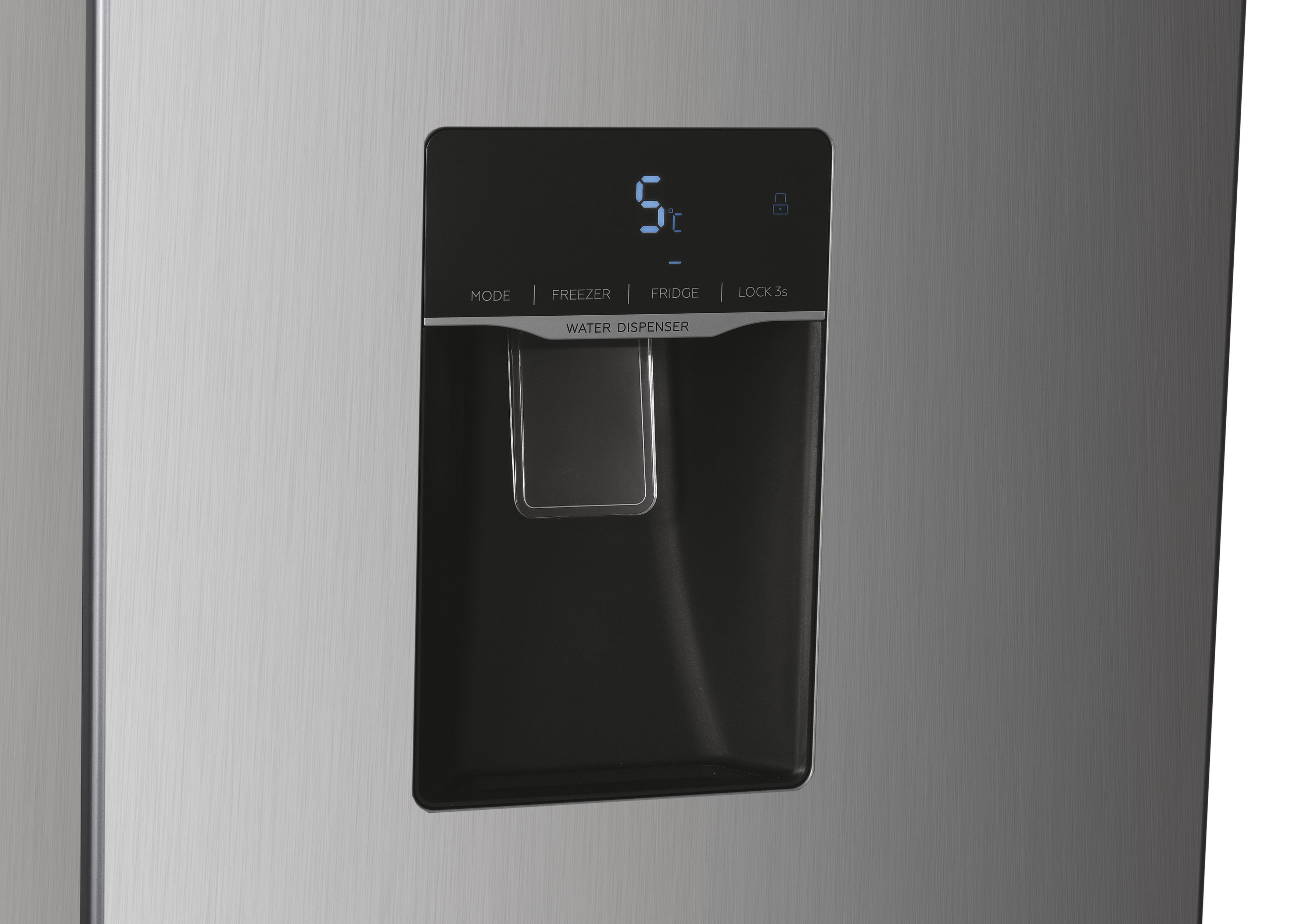 Puerta de refrigerador de acero inoxidable con pantalla digital y dispensador de agua. Muestra temperatura y ajustes.