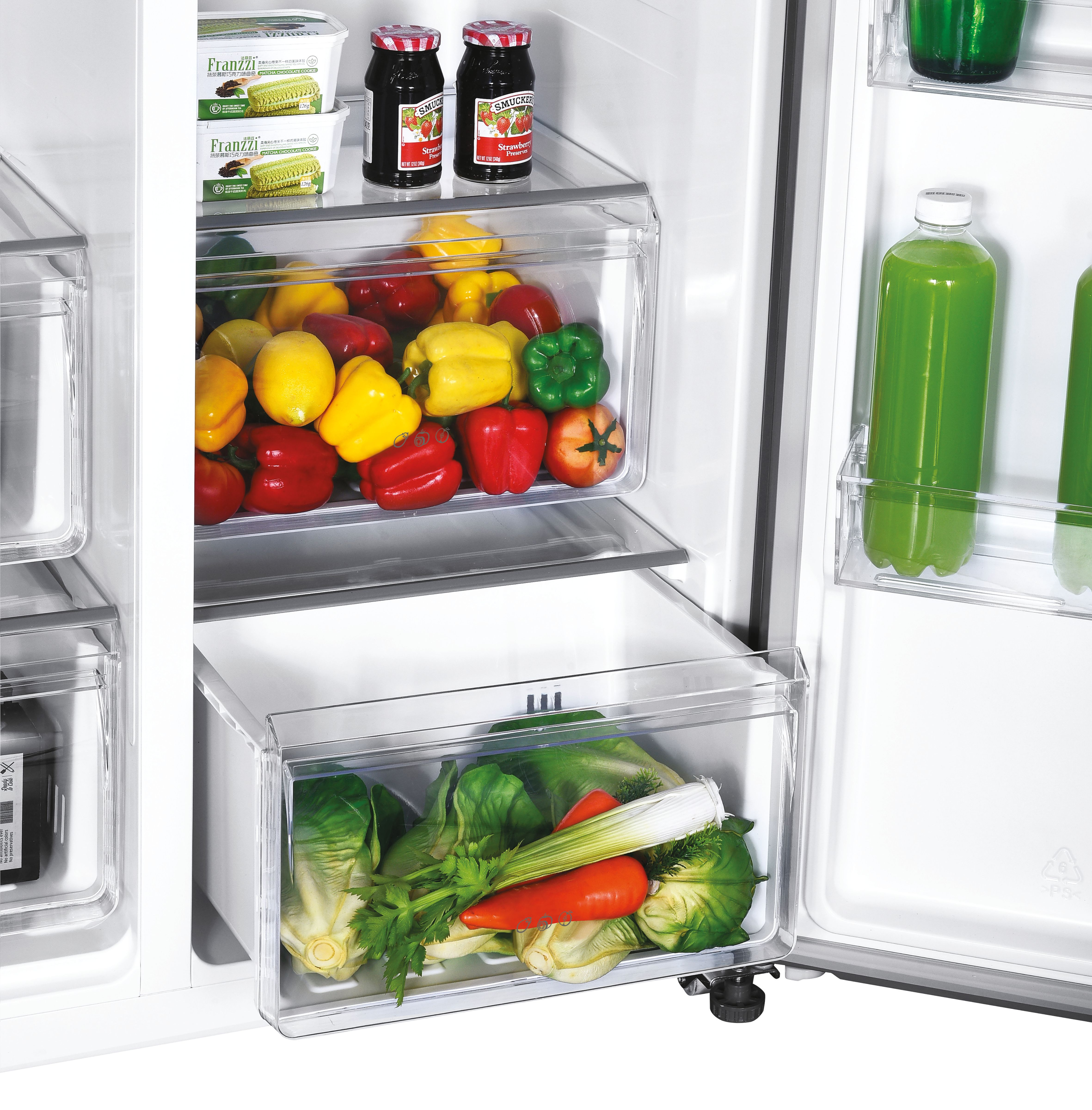 Refrigerador abierto lleno de productos: pimientos, lechuga, zanahorias y frascos de mermelada. También jugo y galletas matcha.
