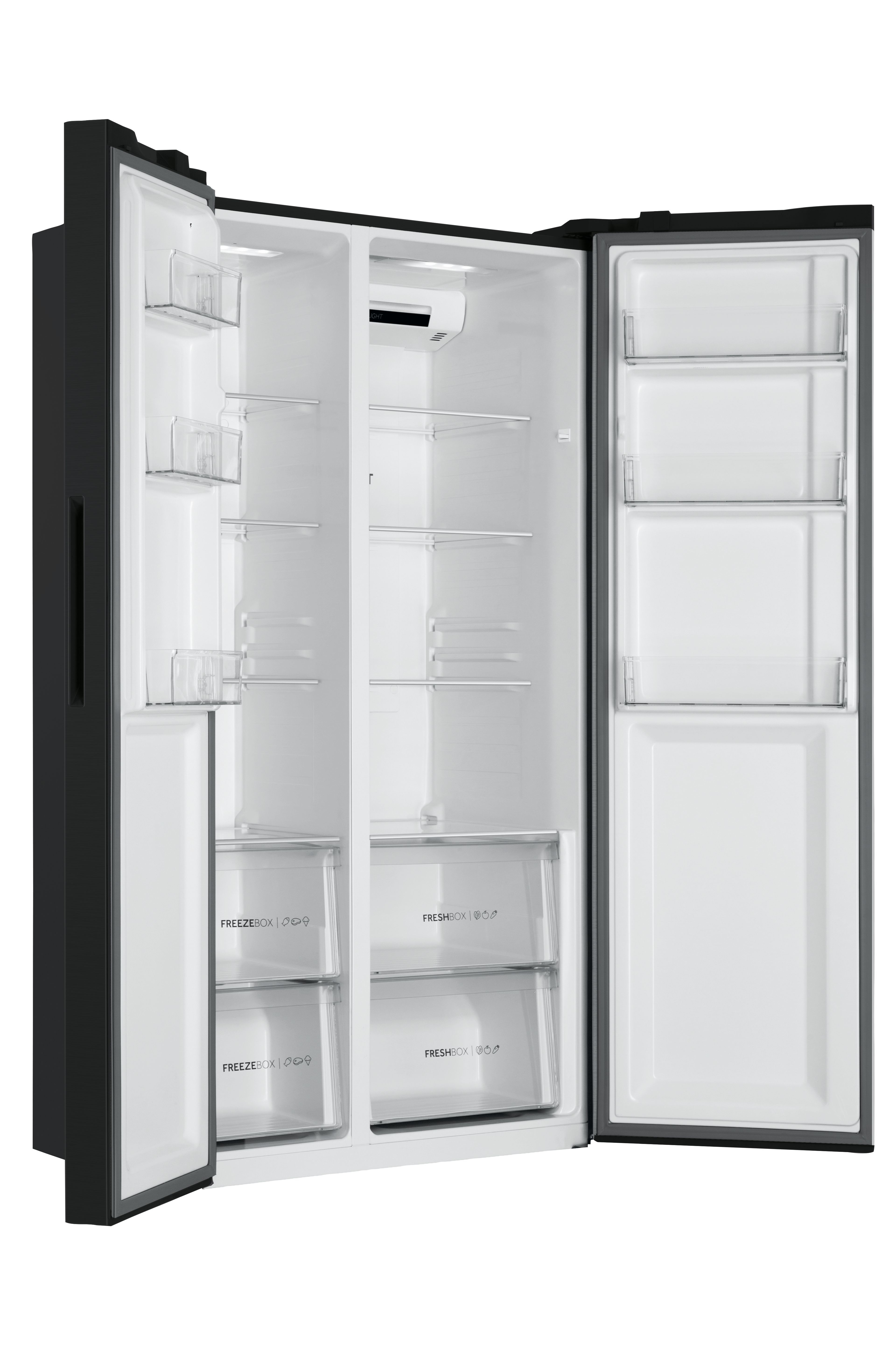 Ein schwarzer Kühlschrank mit geöffneten Türen, der Regale, Schubladen und Innenbeleuchtung zeigt. Der Innenraum ist weiß.