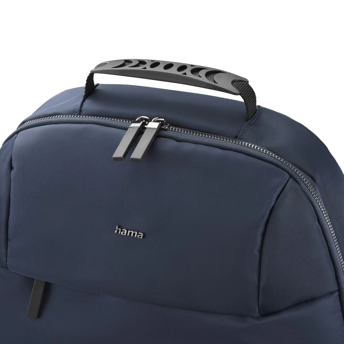 Una mochila azul marino con asa superior y cremalleras plateadas. La marca 'hama' es visible en la parte delantera.