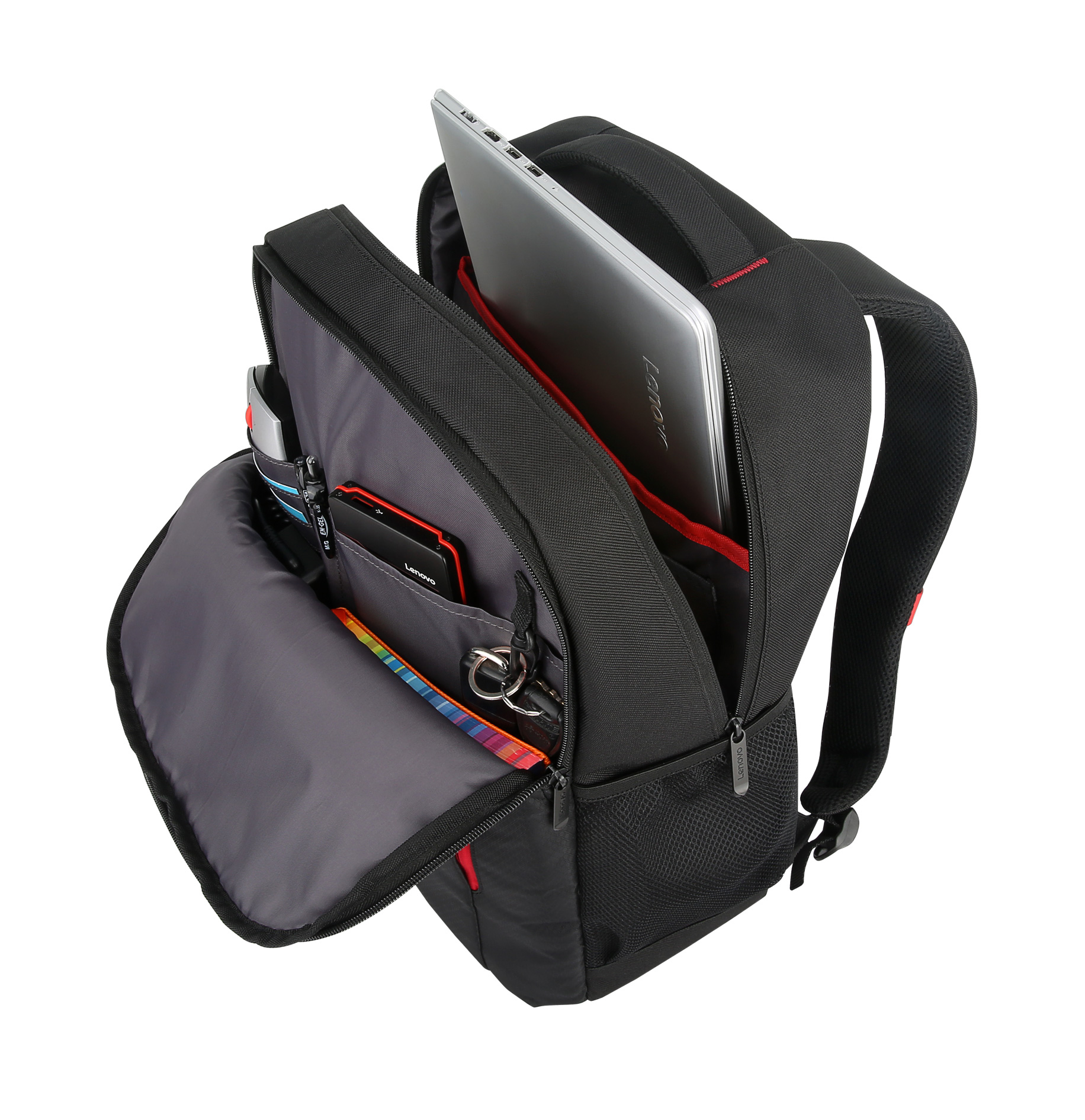 Czarny plecak Lenovo z laptopem, długopisami, kluczami i czytnikiem kart w środku, na białym tle.